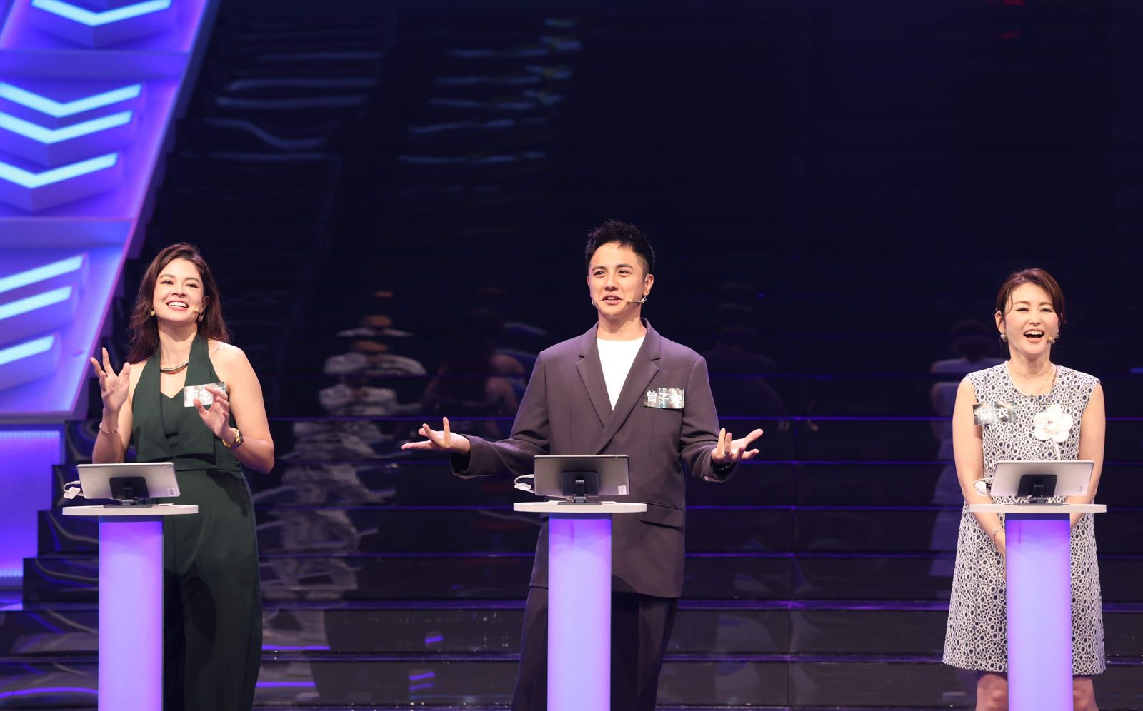 麻衣（右起）、曾子余、柯念萱同上公視節目《哈！真相大白了》。公視提供