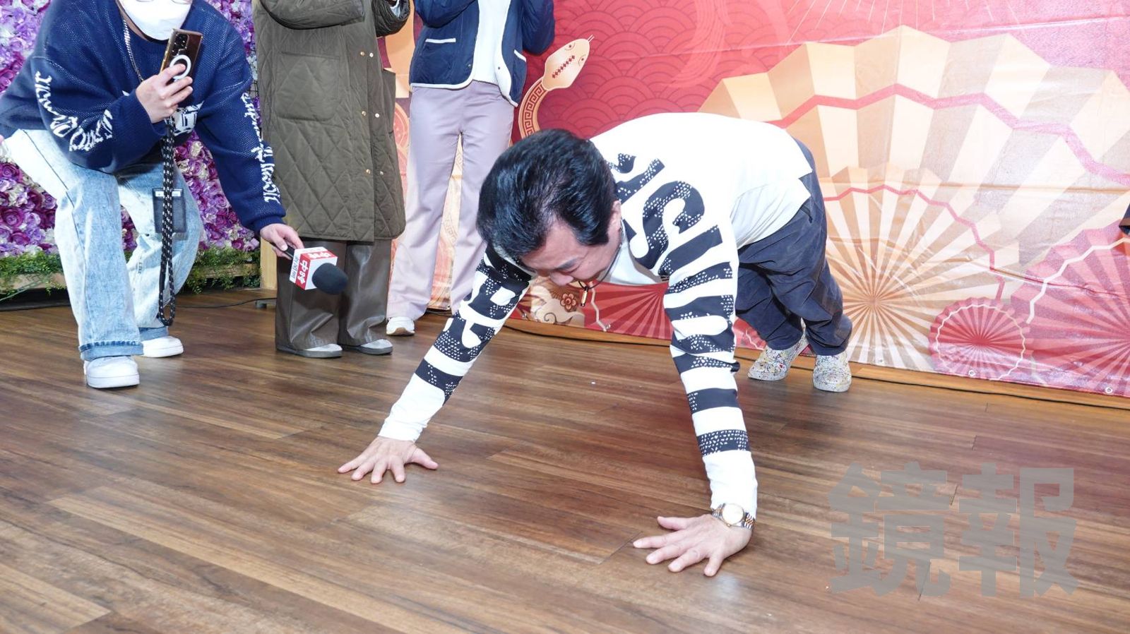 高群還現場做伏地挺身。讀者提供