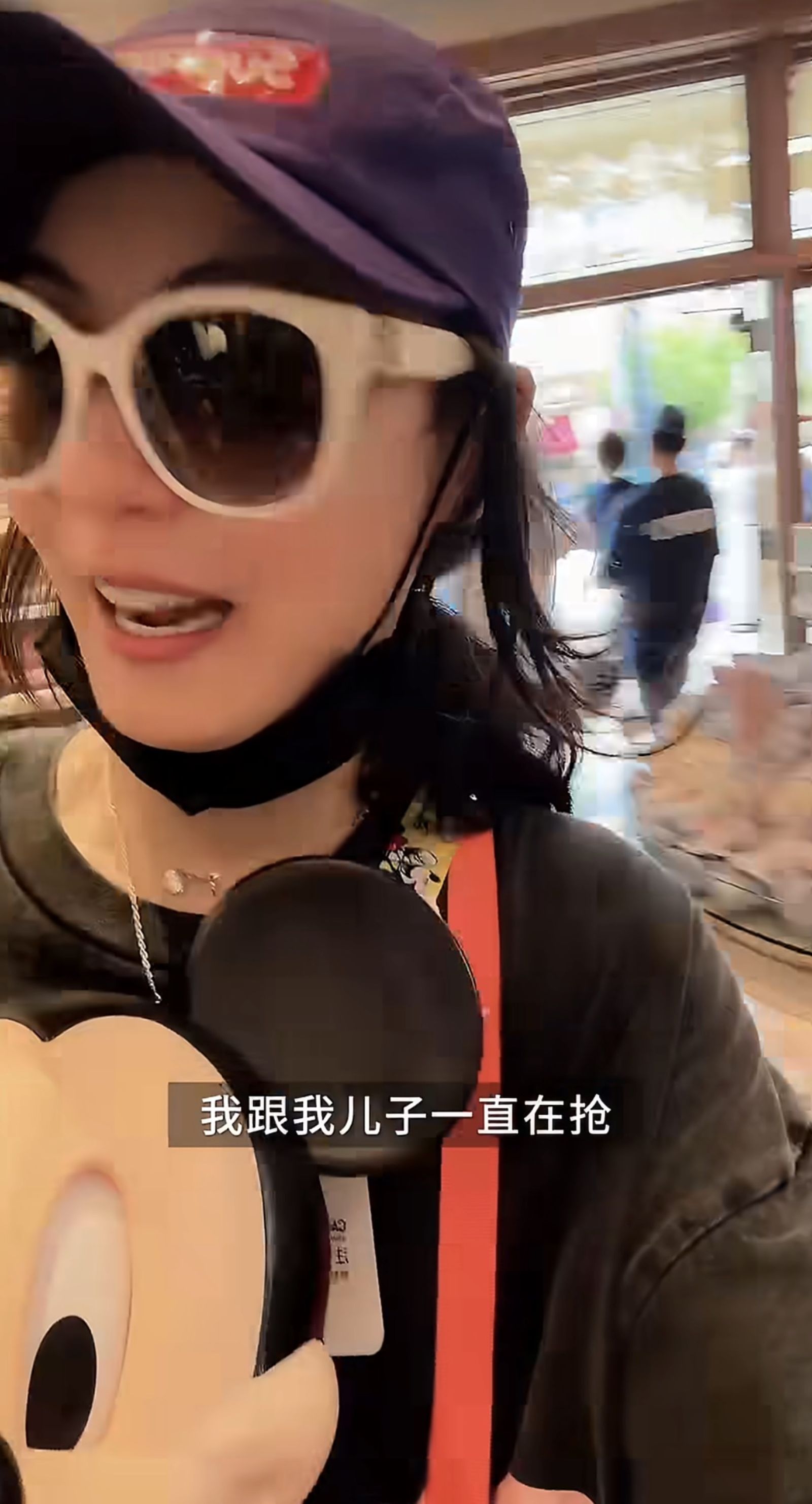 張柏芝自爆跟兒子搶玩具。翻攝微博