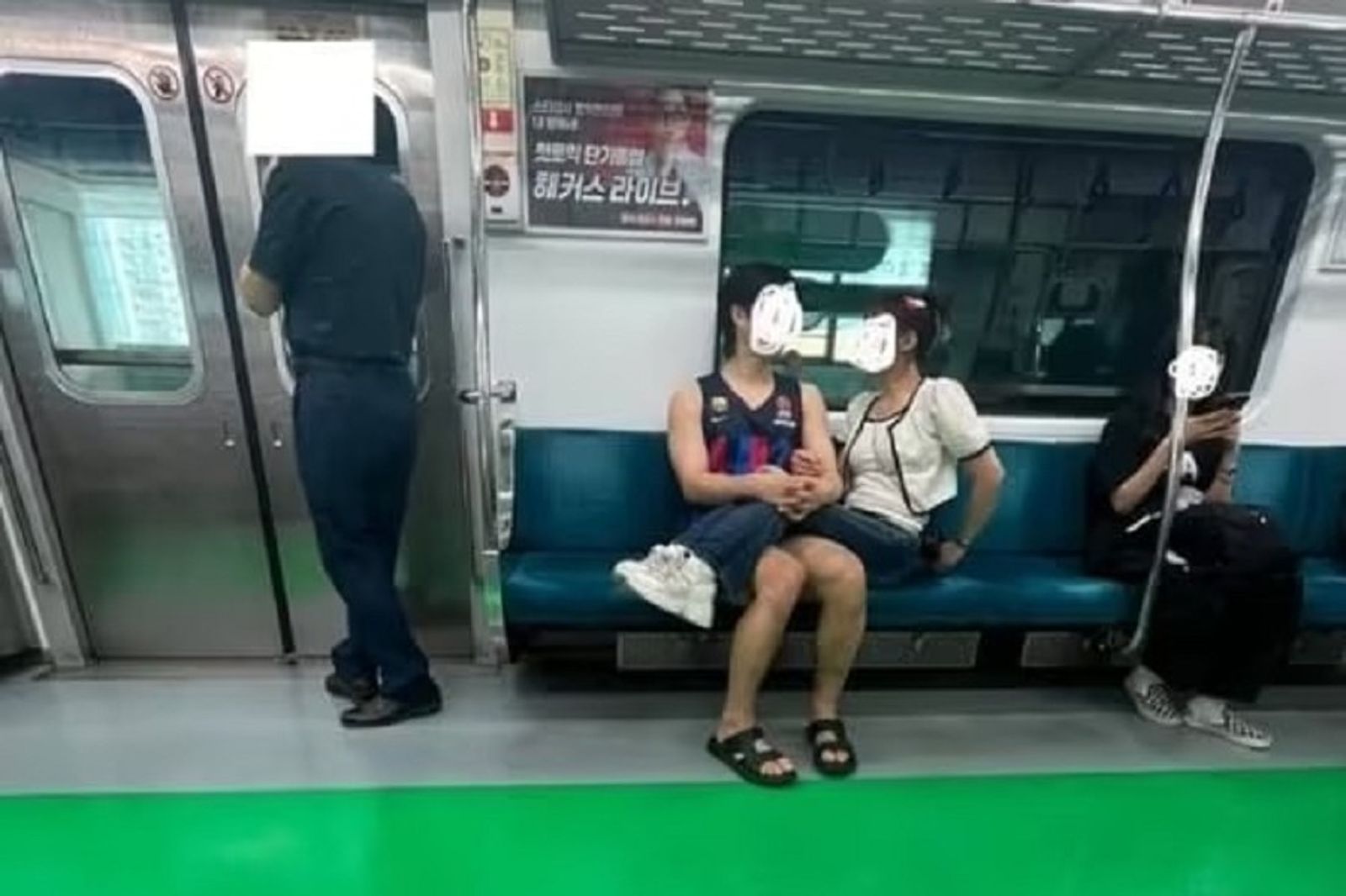 情侶坐這樣搭韓國地鐵 被罵爆狂酸:請去摩鐵開房!