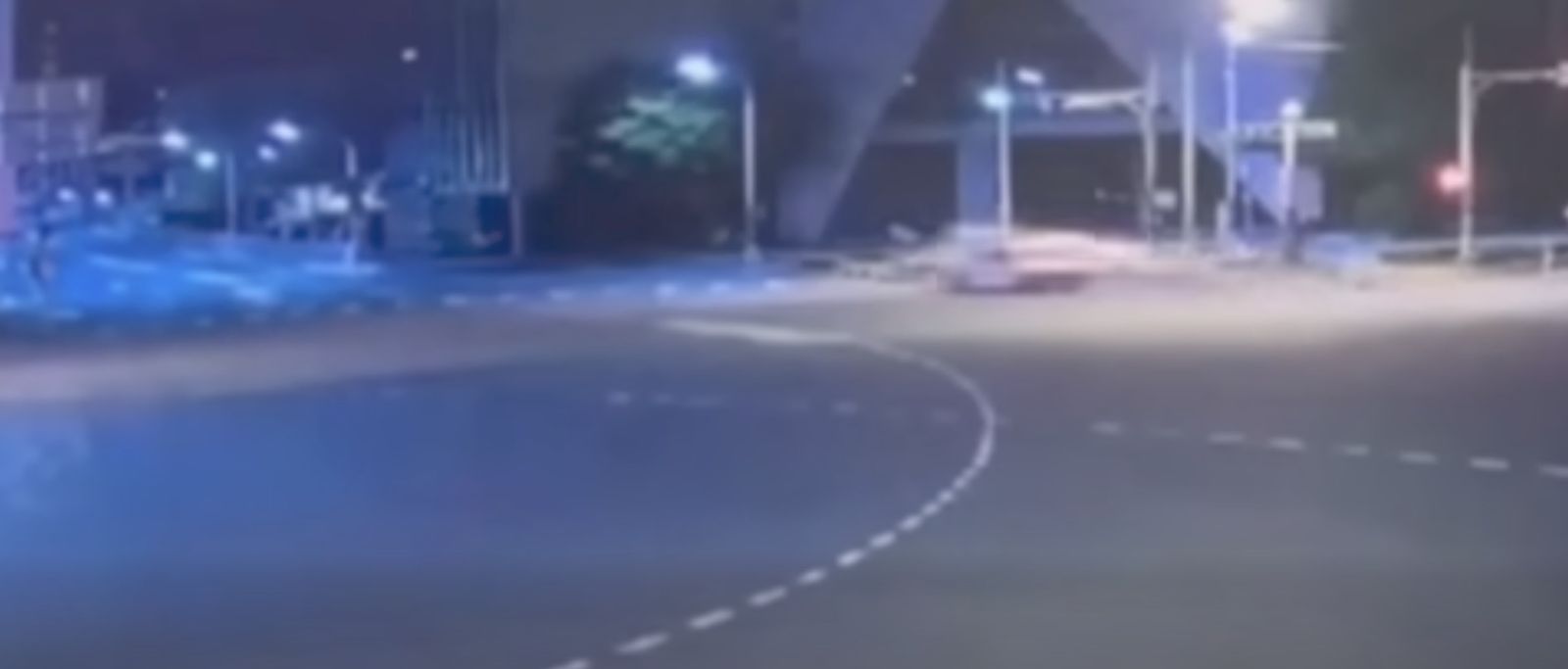 高男轎車繼續衝上路橋Ｍ現場火花噴濺。翻攝彰化縣媒體記者協會臉書