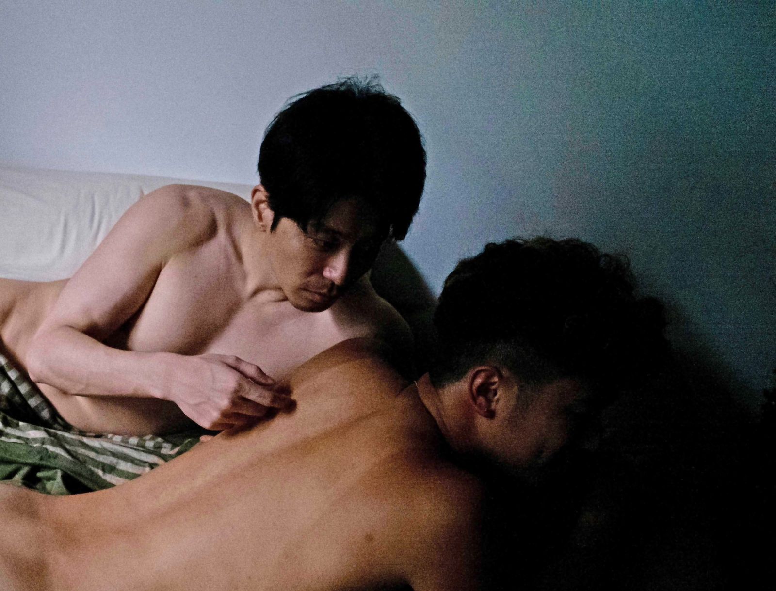 化身出租情人!侯彥西手指游移裸男背部 吐真實心得:男生嘴唇好親