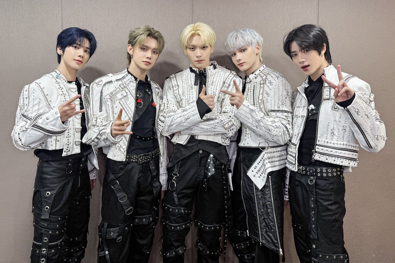 TXT巡演藏驚喜! 隊長秀彬掏親筆信報喜:全員續約了