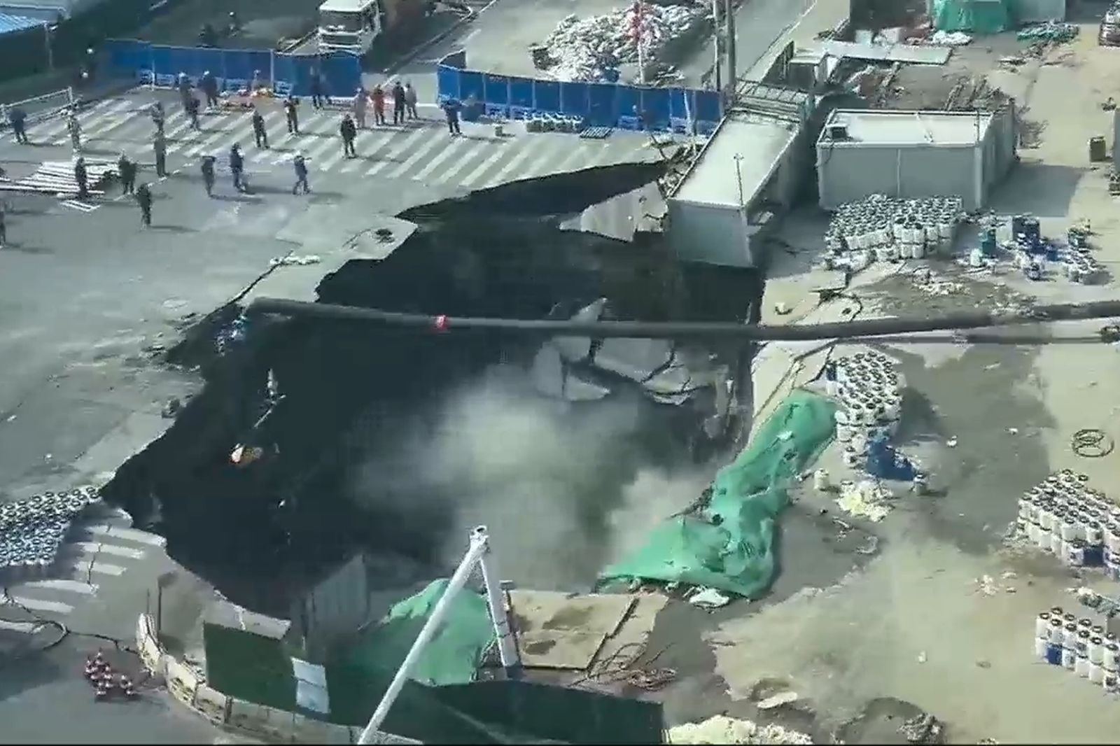 上海天價1691億工程坍塌！「超巨大天坑」瞬間吞沒工寮　網：實在太恐怖