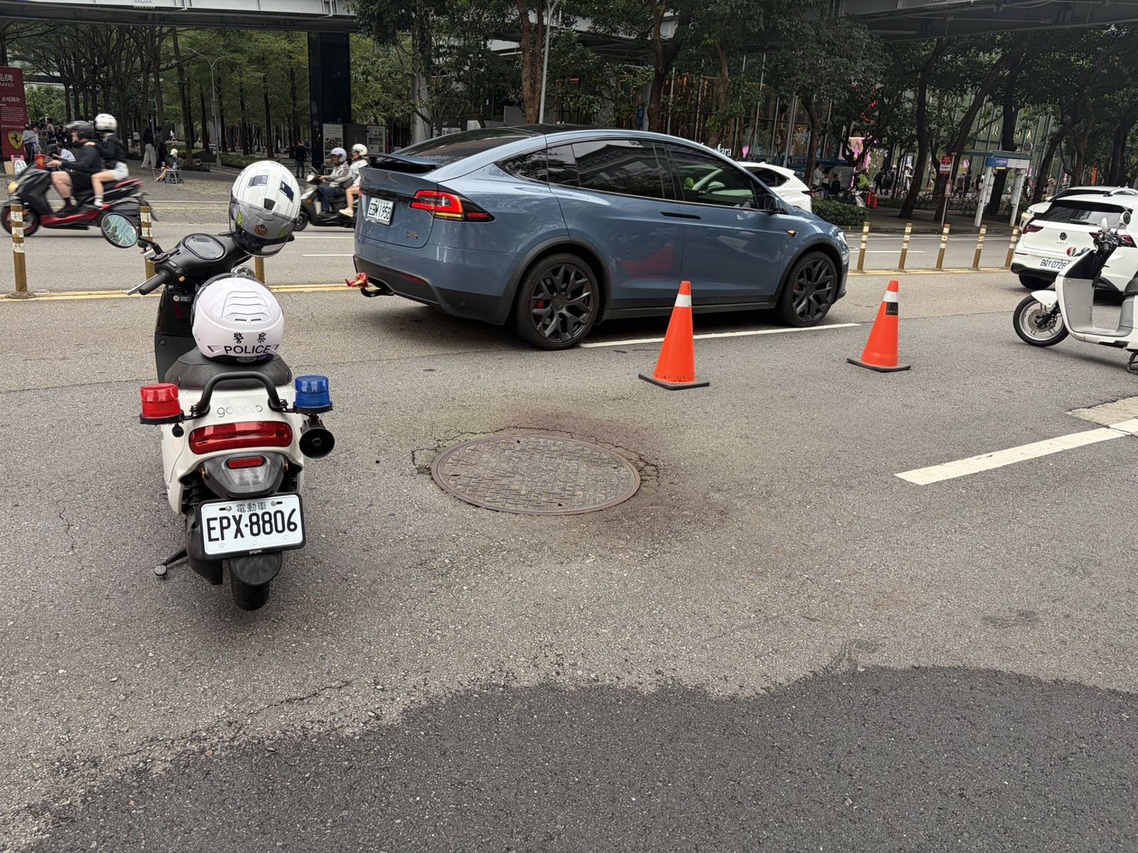 台北101旁人孔蓋突噴飛！台電曝真相：地下高壓電纜故障