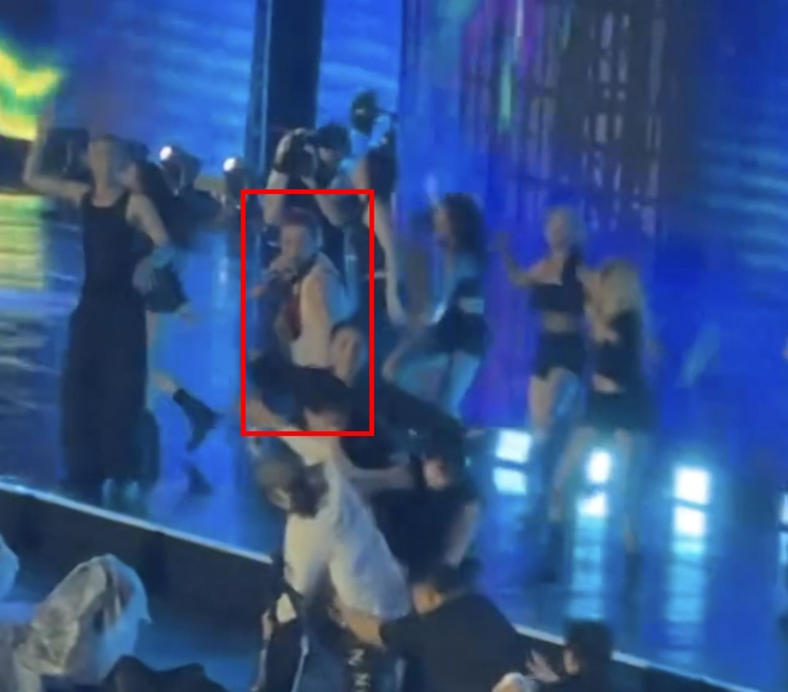 GD盯著失控的粉絲,但演唱毫不受影響。翻攝Threads @0311_xin_