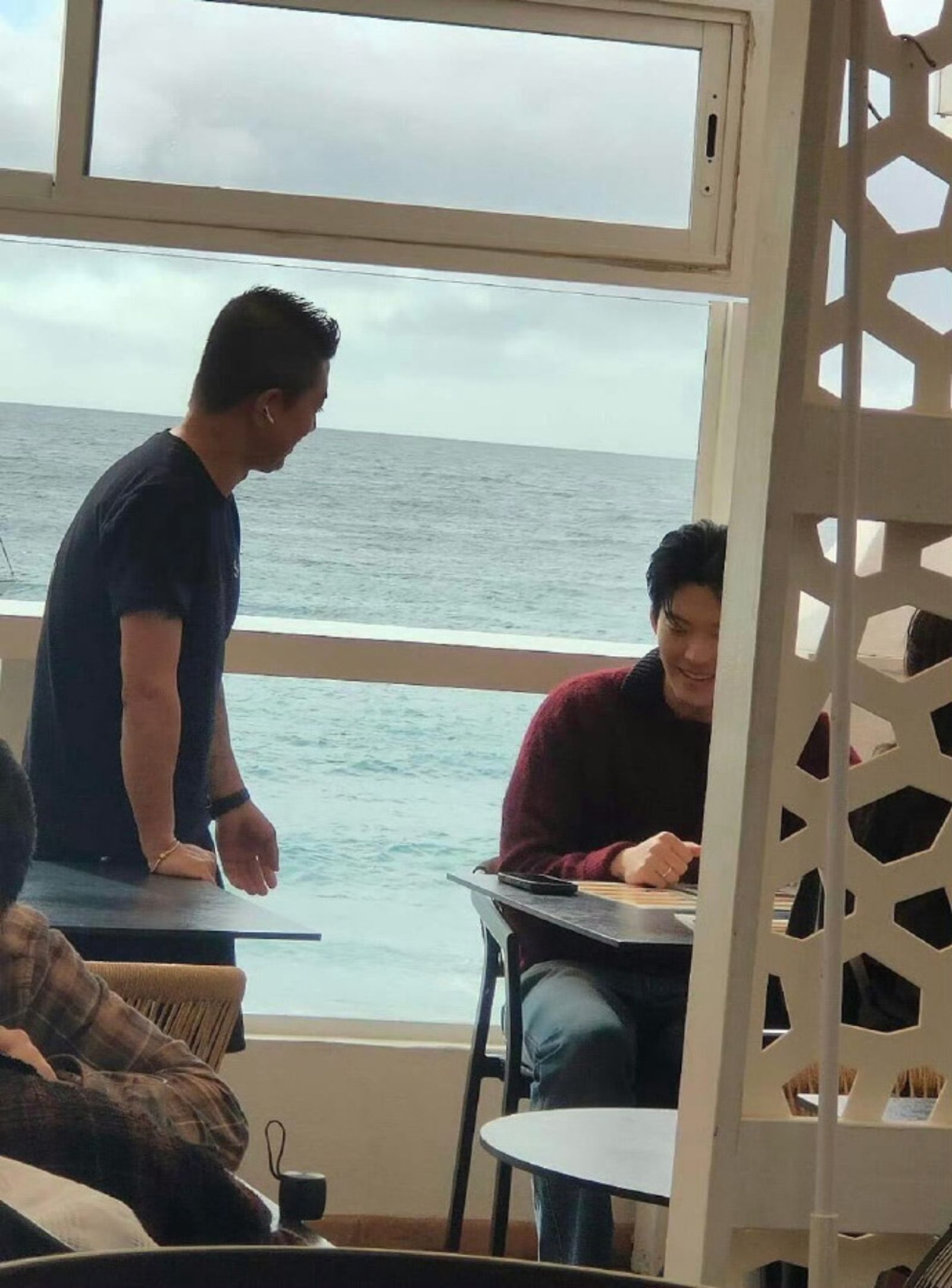 有網友在西班牙巧遇金宇彬夫妻，金宇彬手上的戒指十分顯眼。翻攝微博