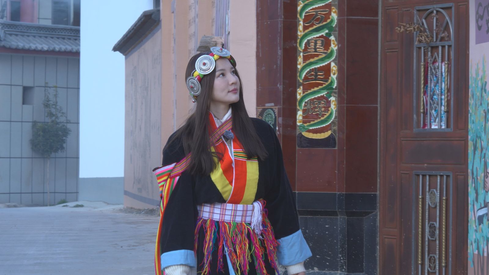 林莎身穿雲南當地服裝。中視提供