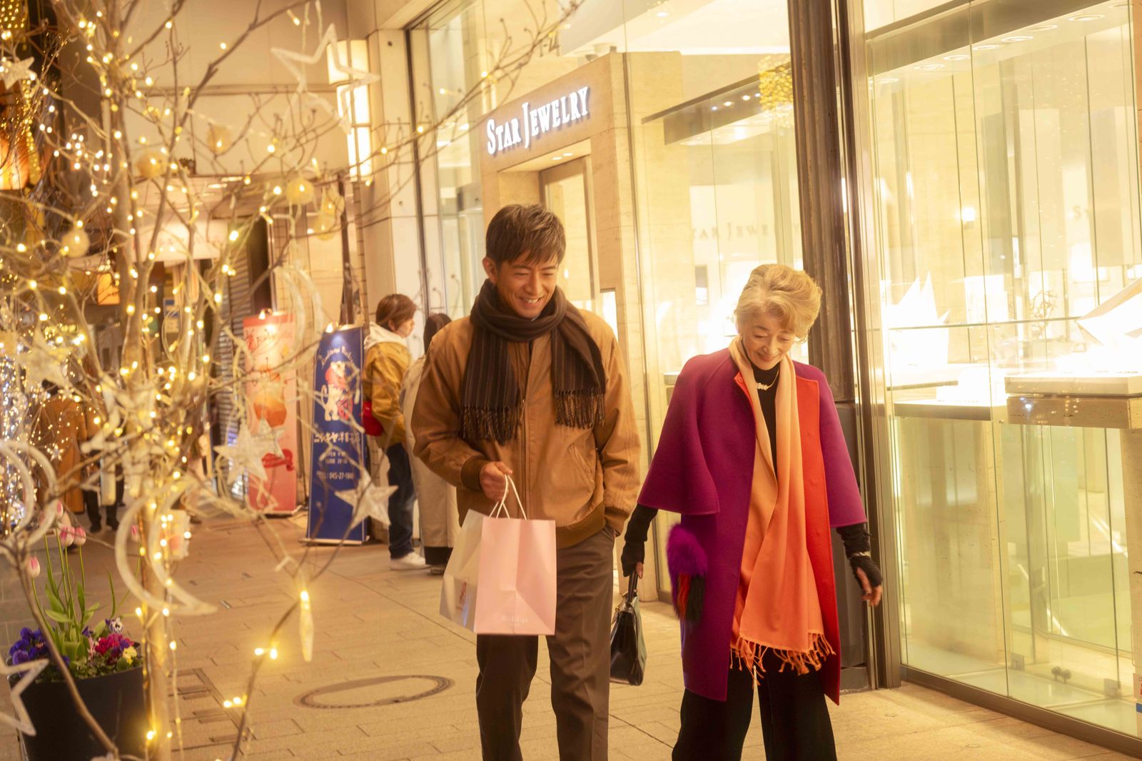 倍賞千惠子（右）突然興高采烈地詢問木村拓哉（左）可否挽著胳膊。天馬行空提供