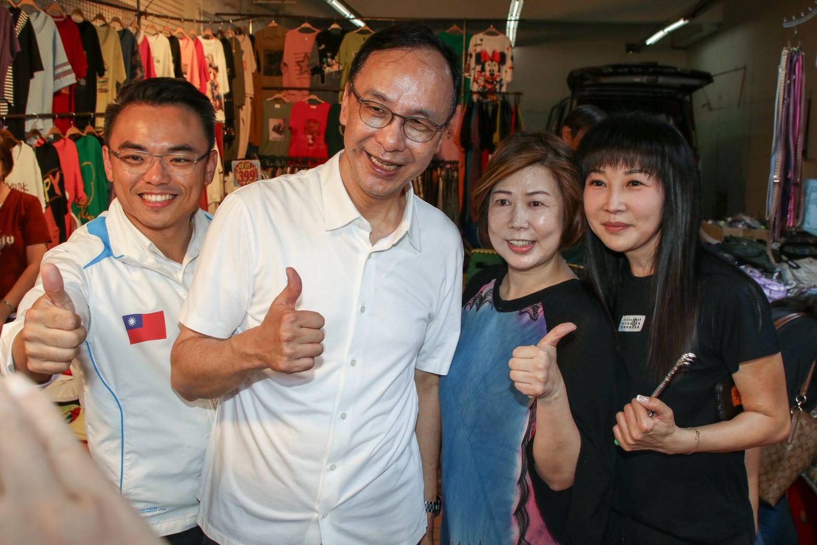 朱立倫（左2）今到林口幫洪孟楷（左1）站台掃街，宣傳反罷免。（圖／國民黨提供）