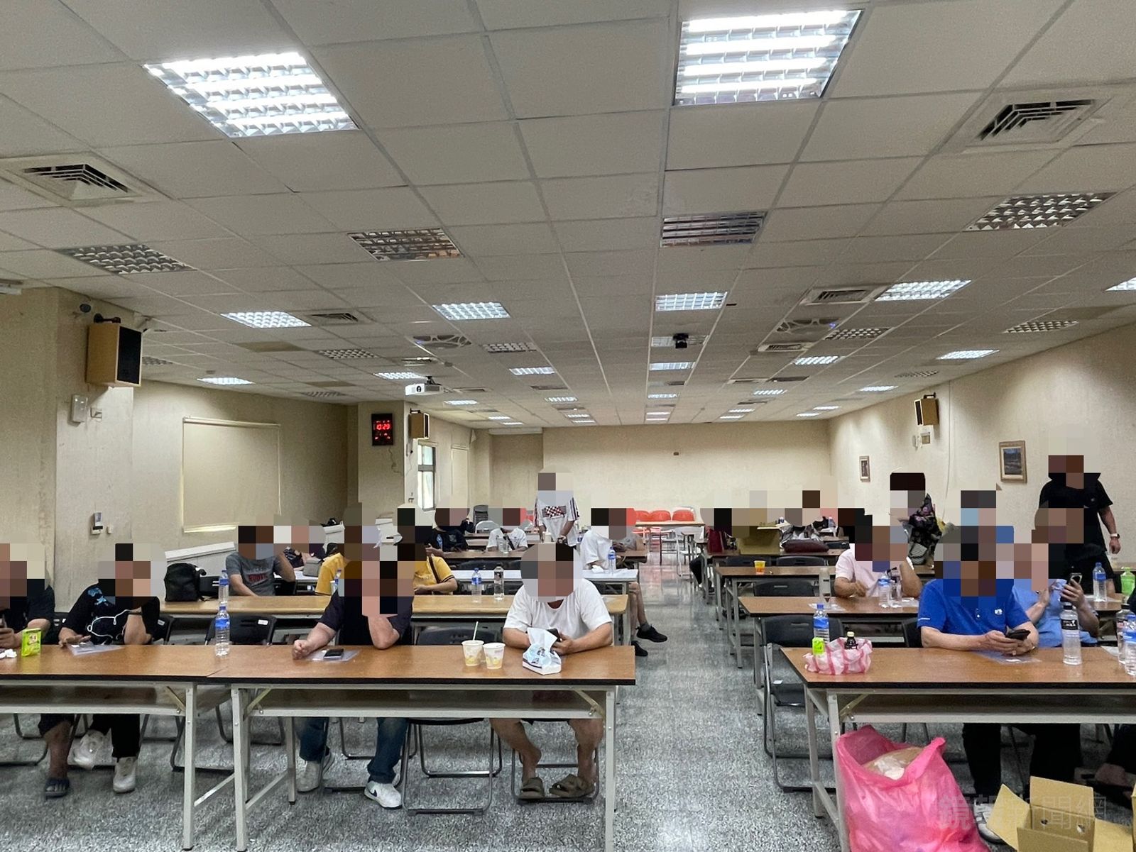 警方將賭場員工及賭客共50人帶回警局訊問。警方提供