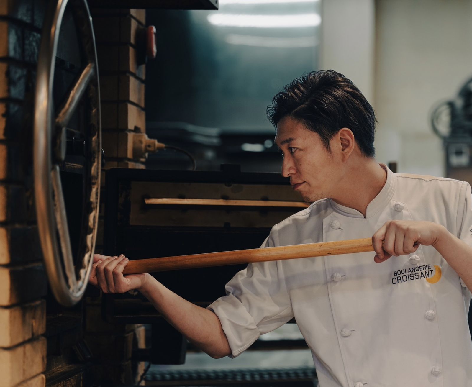 橋爪謙典是日本千葉、45年人氣烘焙名店「CROISSANT」第二代經營者,同時也是日本咖哩麵包大賽總冠軍得主。(台南遠東香格里拉供圖)