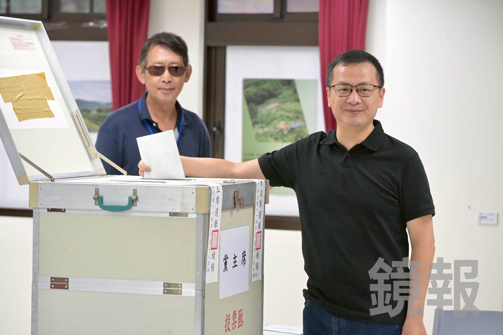 羅智強說,黨證就是自己的幸運小物,因為此次選舉就是國民黨翻新再造的重要時刻。(圖/林煒凱攝)