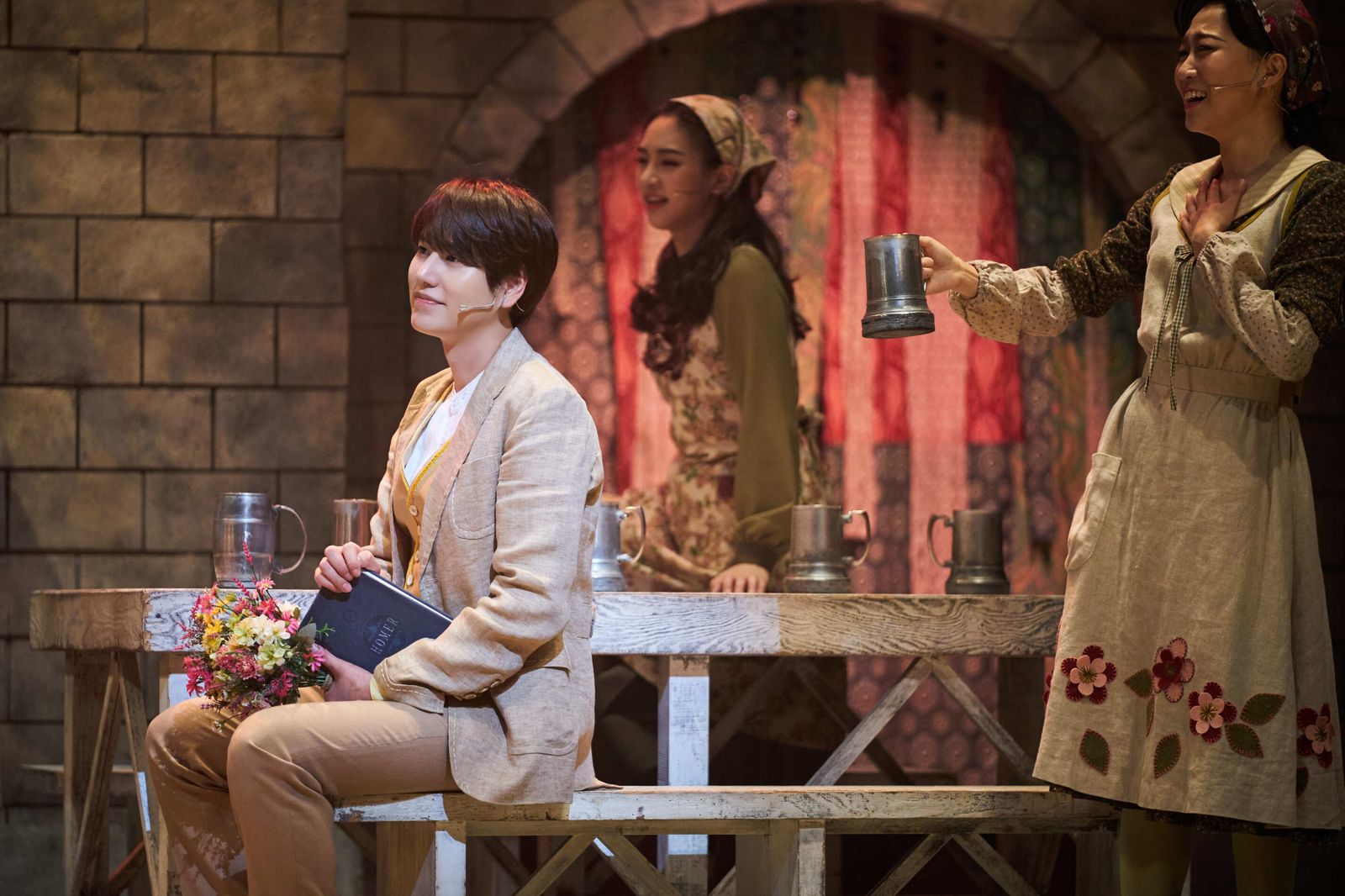 圭賢（左）以細膩演技與穿透靈魂的嗓音，化身文學史上最癡情的「維特」。甲上娛樂提供