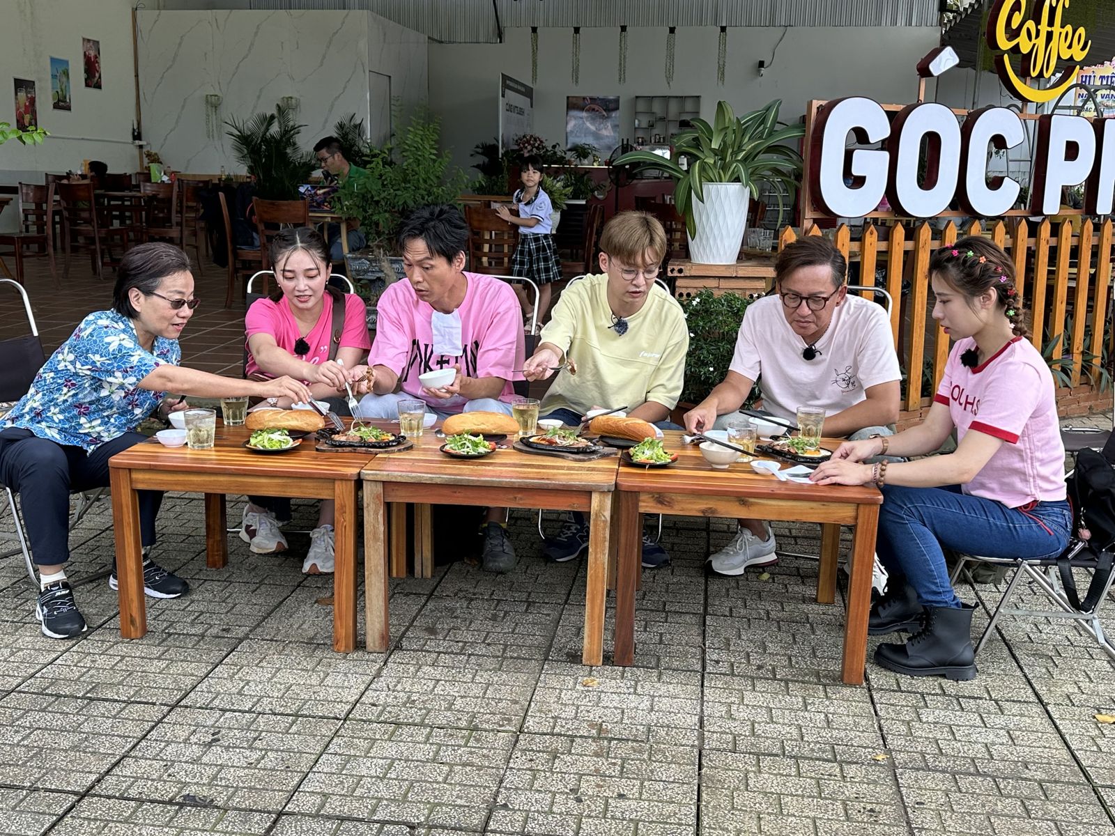 台語老師(左起)、張文綺、黃鐙輝、強尼、詹姆士、陳怡婷吃越南牛排。公視台語台提供