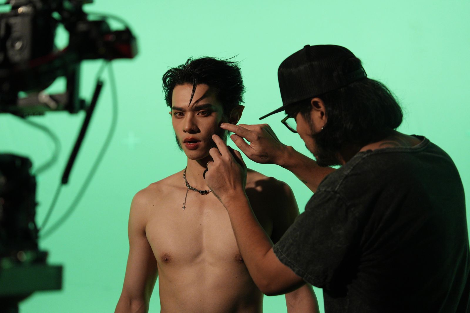 Keng在《泰殺歌后戰》中大方展現精實胸肌腹肌。威視電影提供