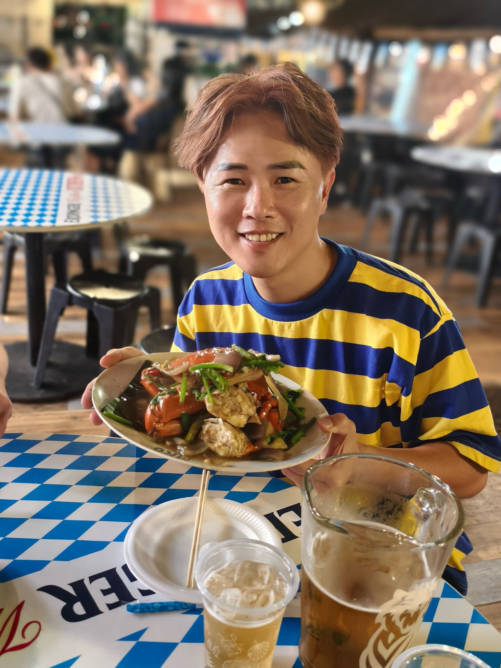 陳孟賢受邀新加坡歌台商演 大啖最想念美食-胡椒螃蟹 。全球巨星有限公司提供