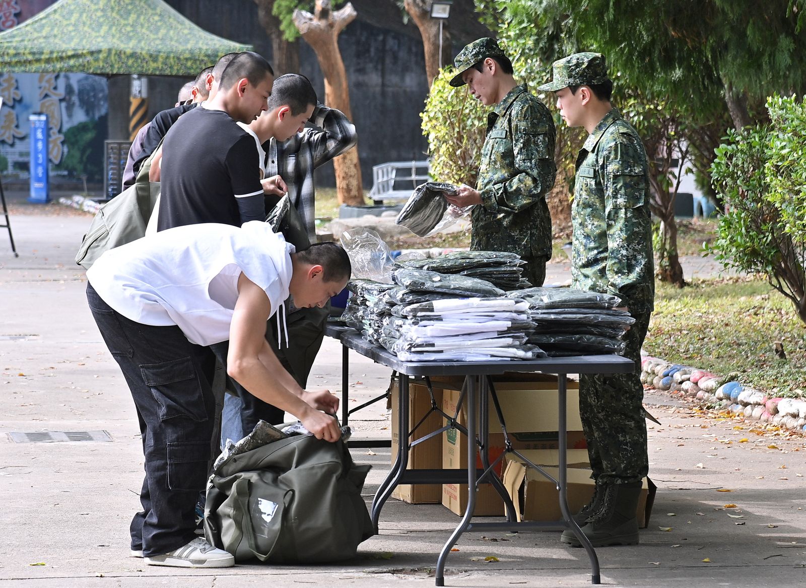 星兵們領裝備準備入伍。台視提供