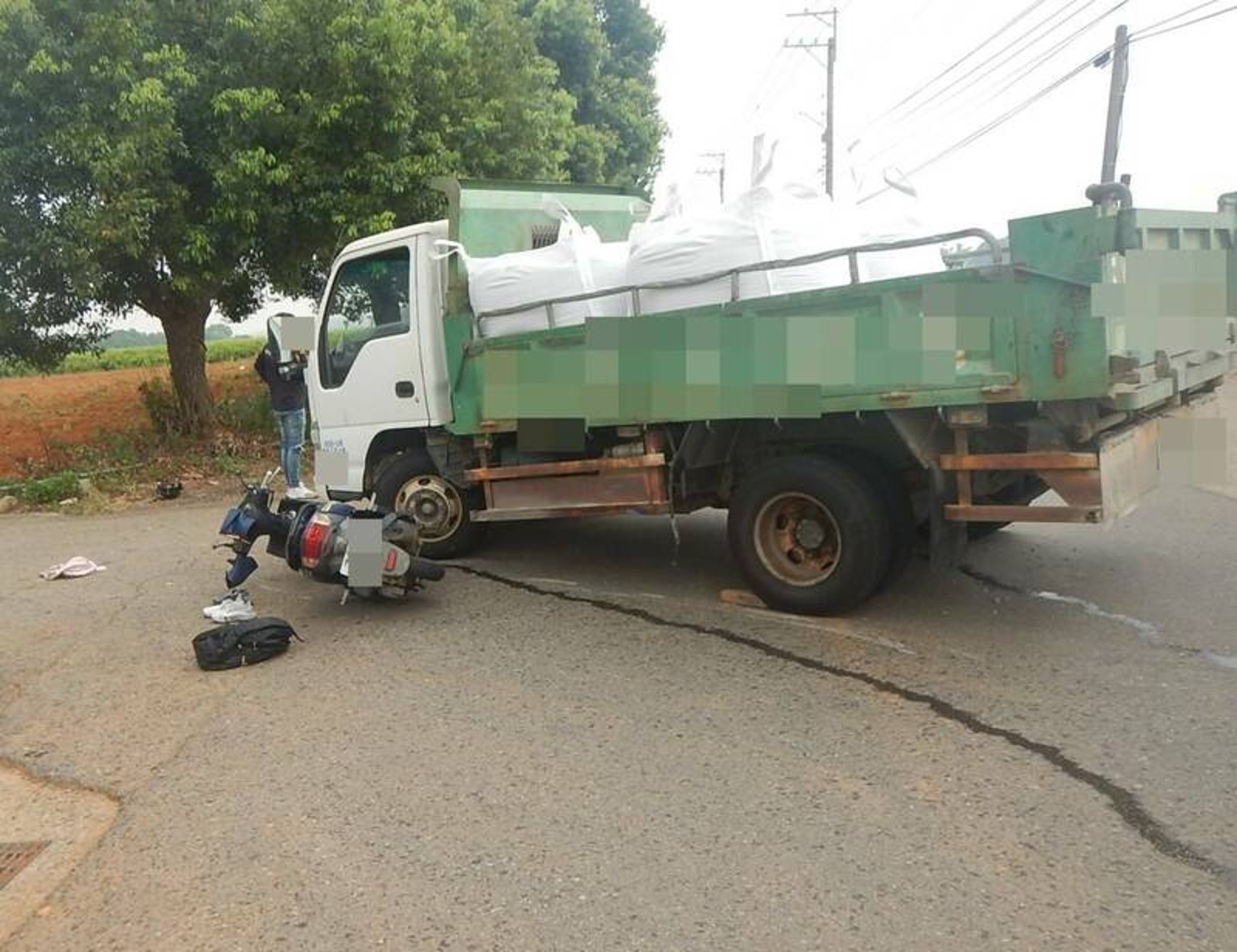 機車硬撞大貨車左側　74歲翁無呼吸心跳、七旬女乘客命危送醫