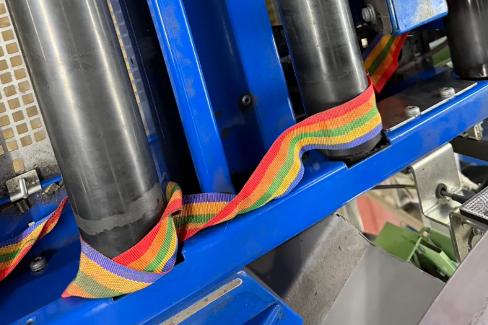 宣導超多次別用！行李束帶卡住...桃機輸送帶又故障　地勤搖頭
