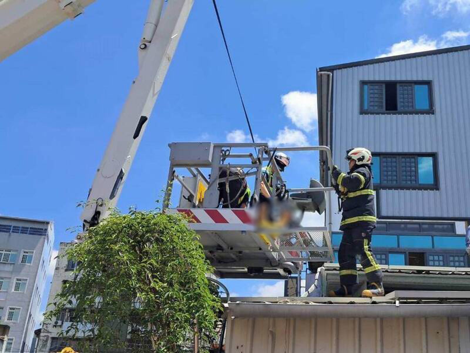 蔡男在自家屋頂觸電失去生命跡象,消防隊員出動雲梯車升梯救援。彰化縣消防局提供
