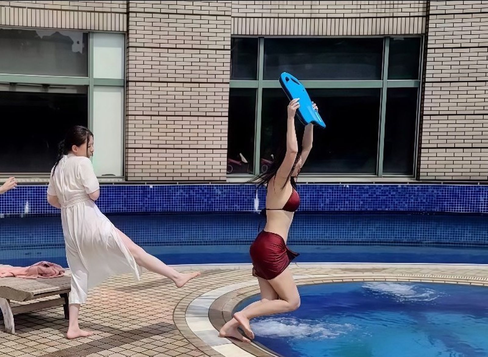 撕比基尼、壓頭入水15次　賴芊合、吳欣樺泳池開打慘變水刑現場