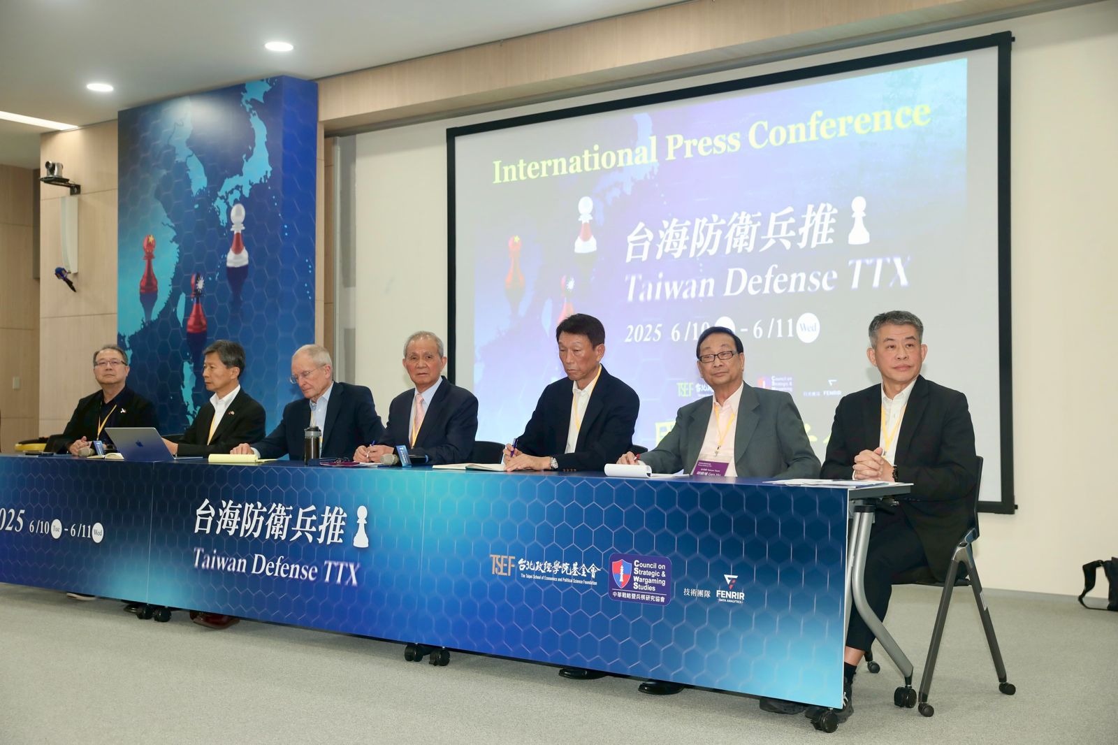 台北政經學院基金會舉行2025台海防衛兵推國際記者會,左起:黃介正、武居智久、布萊爾、黃煌雄、李喜明、胡鎮埔、王紹華。林煒凱攝