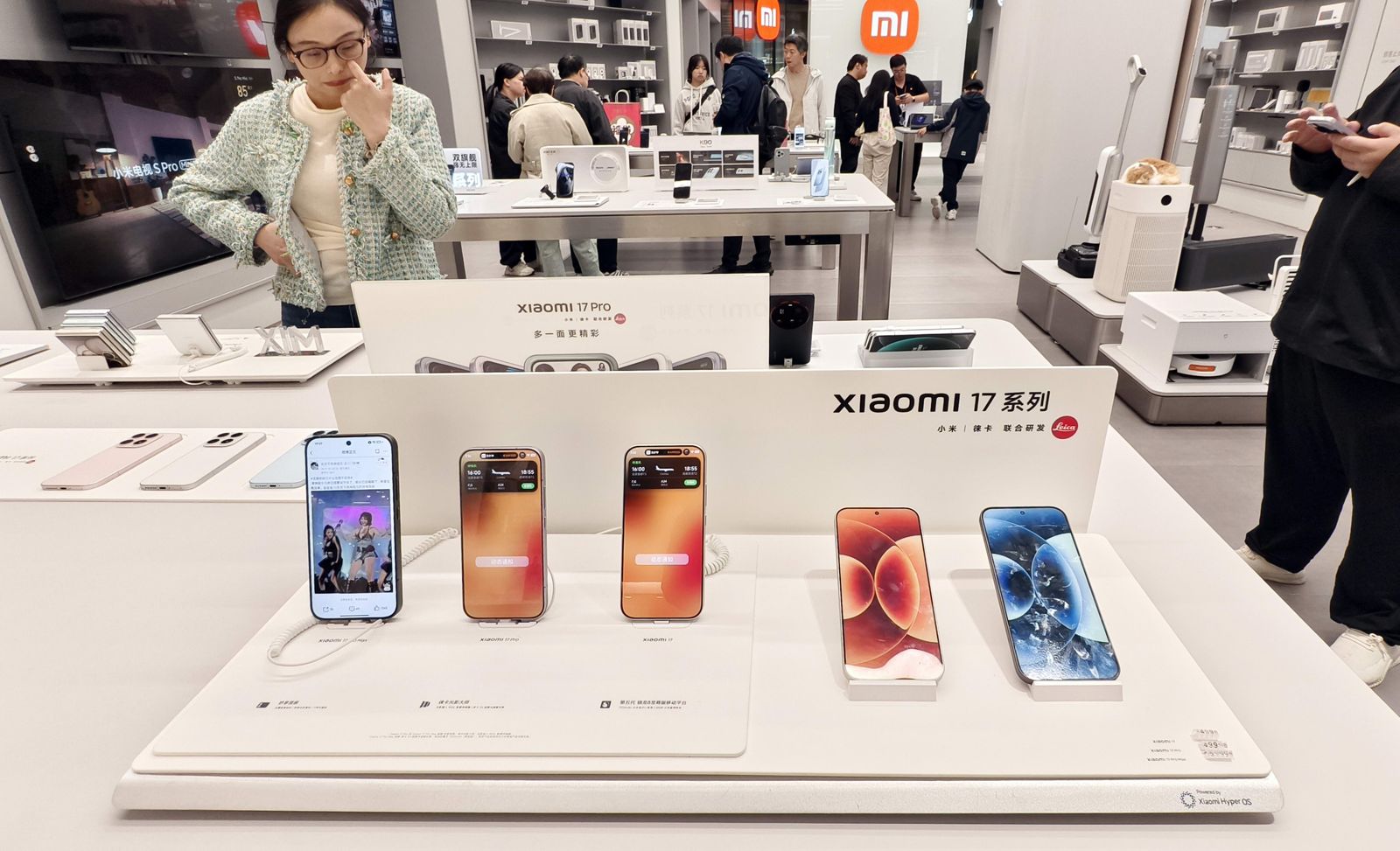 小米店員示範「硬派防摔」慘翻車！10秒片瘋傳GG了　網笑：年度最真實測