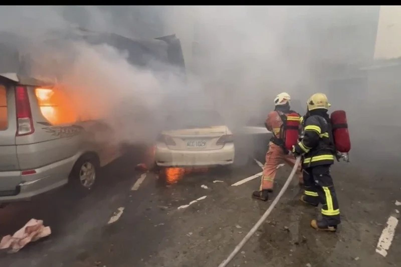 彰化員林機車行旁停車場凌晨火警　5車焚燬2人灼傷