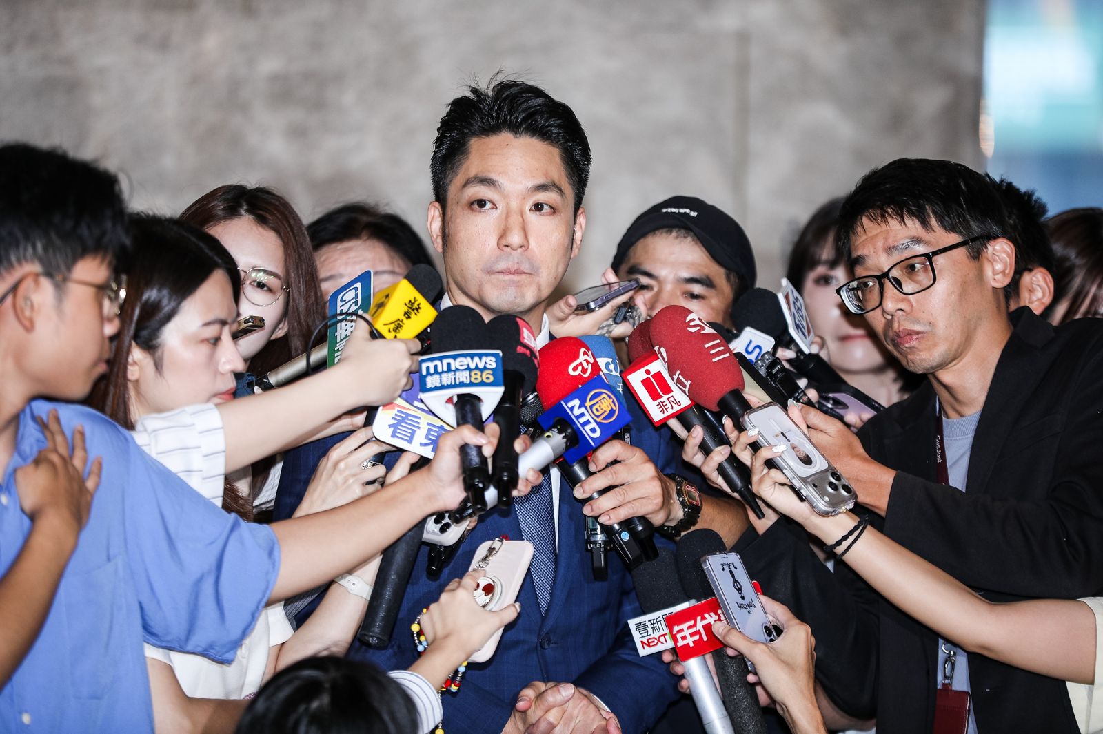 解構「問A答B」—蔣萬安的政治行情為何量縮回檔?