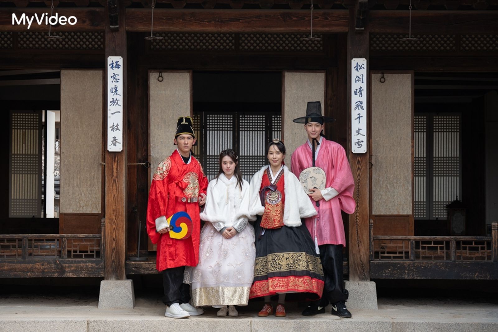 《花甲少年趣旅行》全員穿韓服，天心（右2）再度體驗傳統文化直讚：韓式浪漫氛圍都出來了。台灣大哥大MyVideo提供