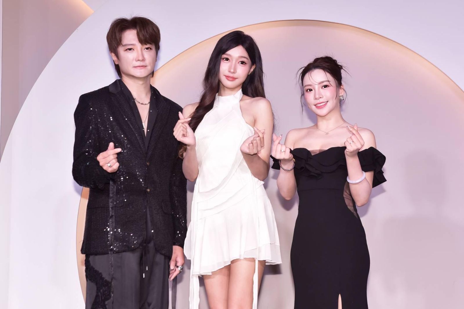 （由左至右）阿沁、夏娜、斳雅茹（芽兒）擔任歌唱大賽評審。FANTASTIC MUSIC夢境音樂社