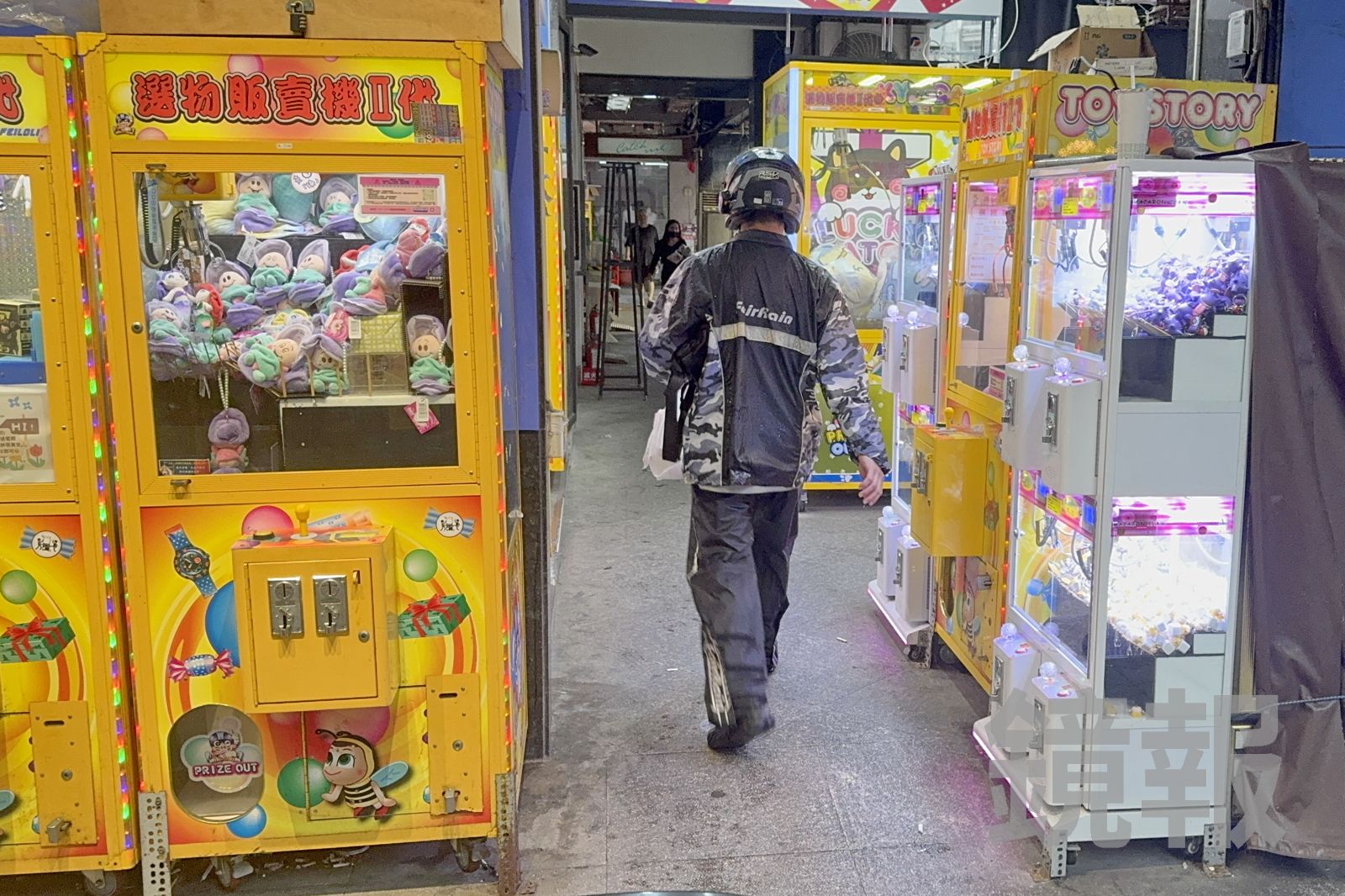 不是夾到而是「用吸的」！　他用「磁鐵隔空偷」娃娃機商品…500元價值慘吞4個月刑期