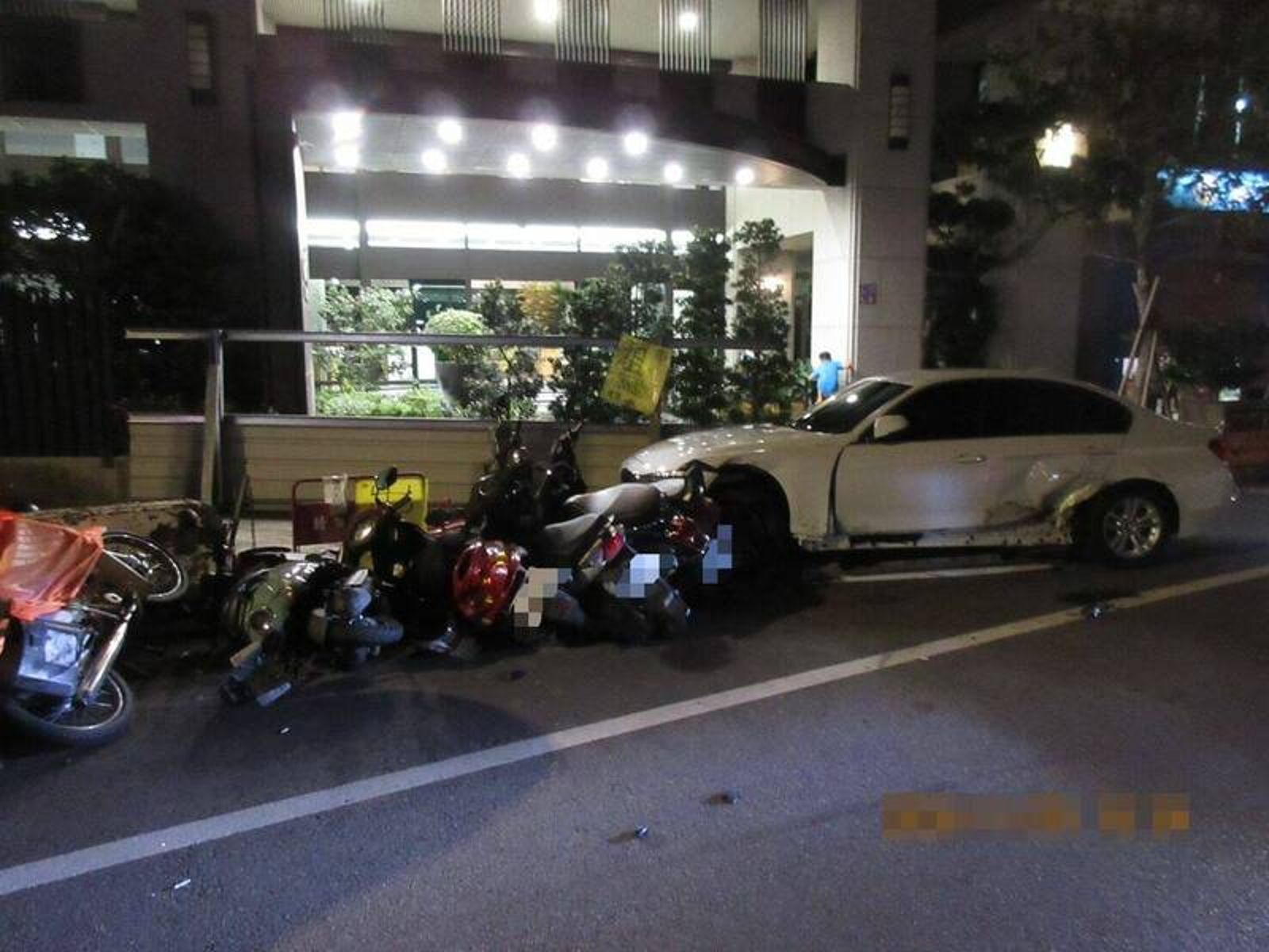 台中女駕Lexus連撞BMW與13輛機車 疑疲勞駕駛釀禍