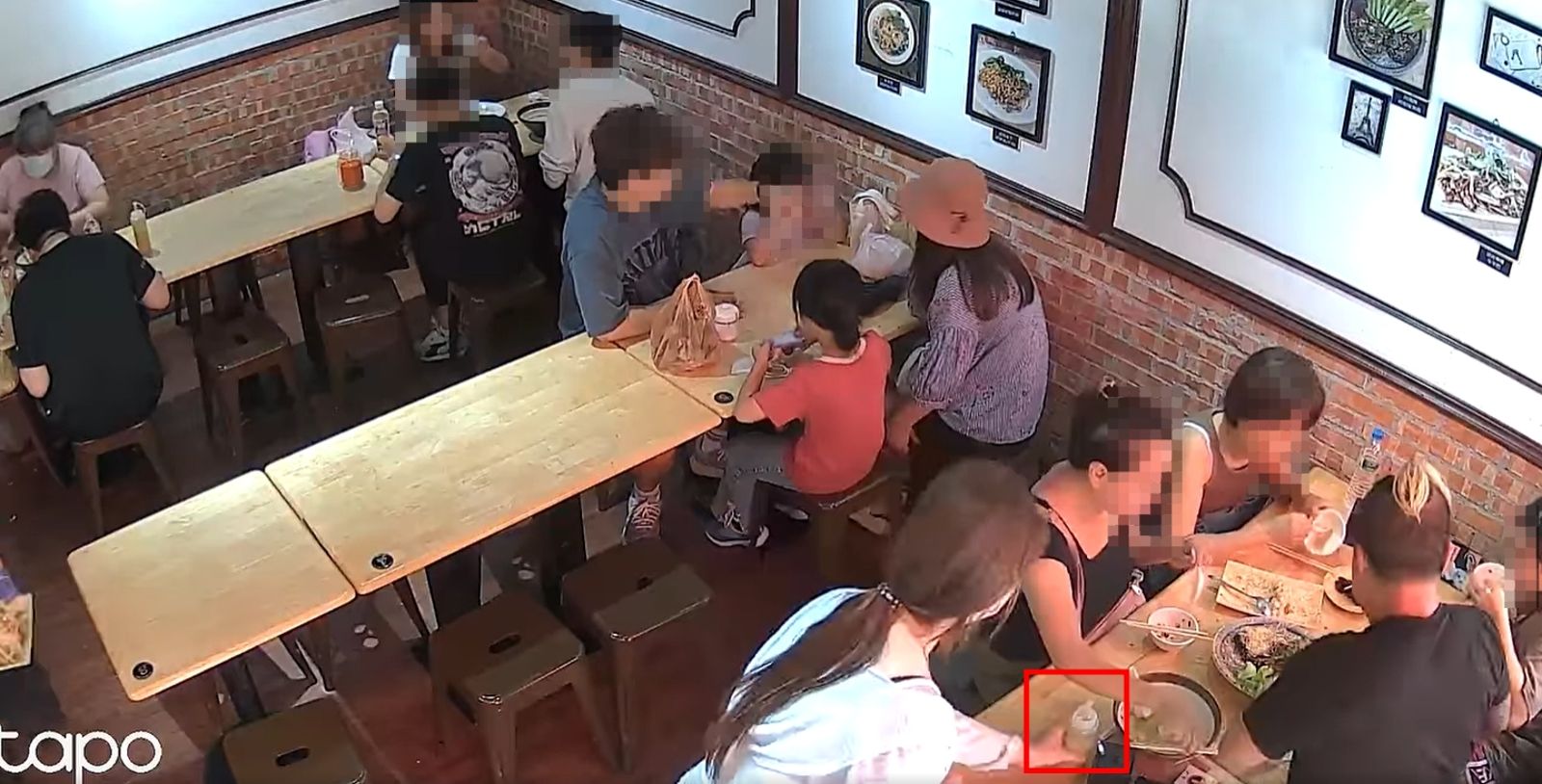 外帶2碗麵「自備袋子裝走3罐醬料」！監視器揭女客熟練手法…店家傻眼：真的很氣