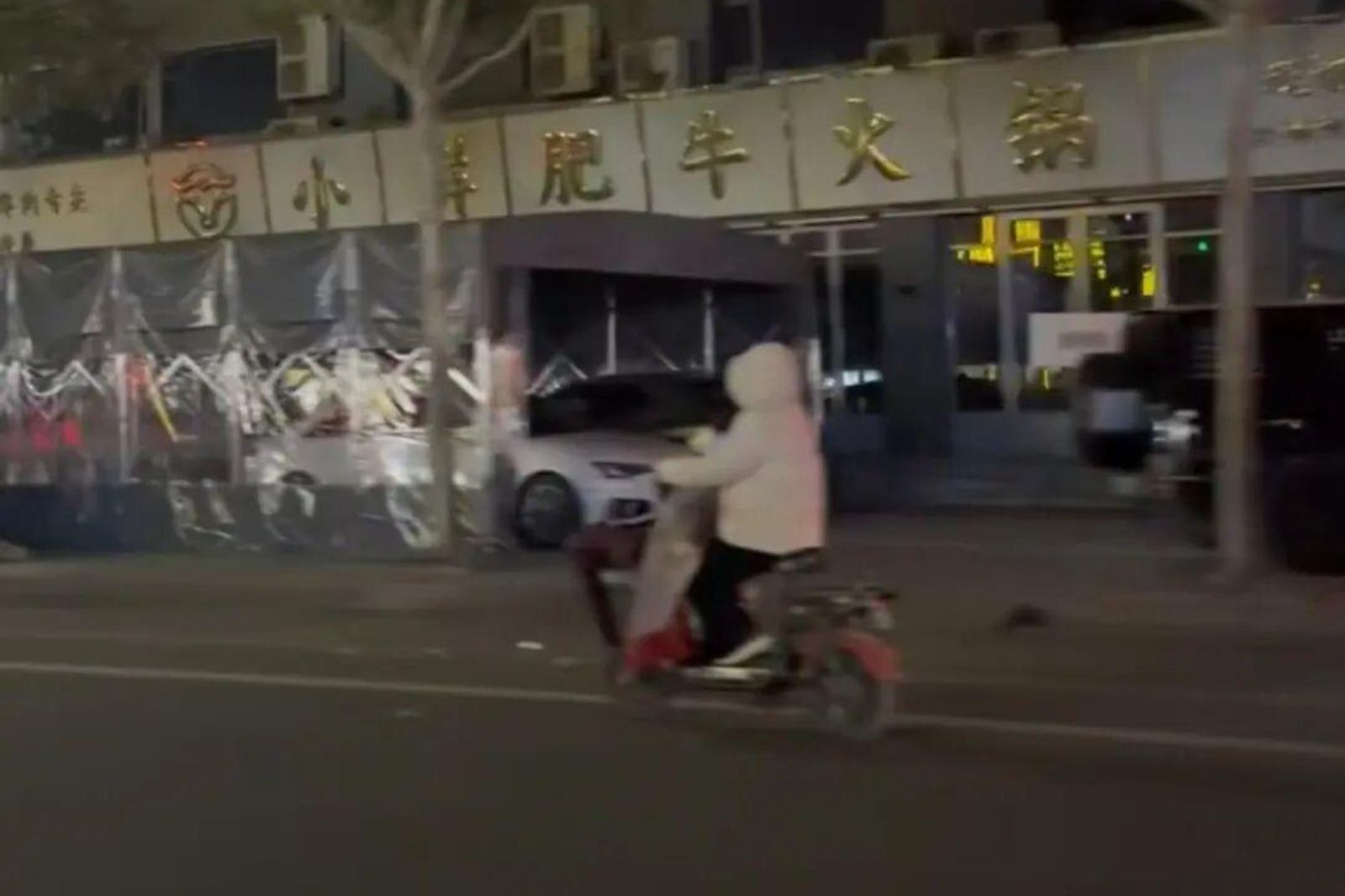 火鍋店把燃料加湯頭…10人吃完嘔吐！經理稱「沒問題」狂喝5杓湯慘送醫