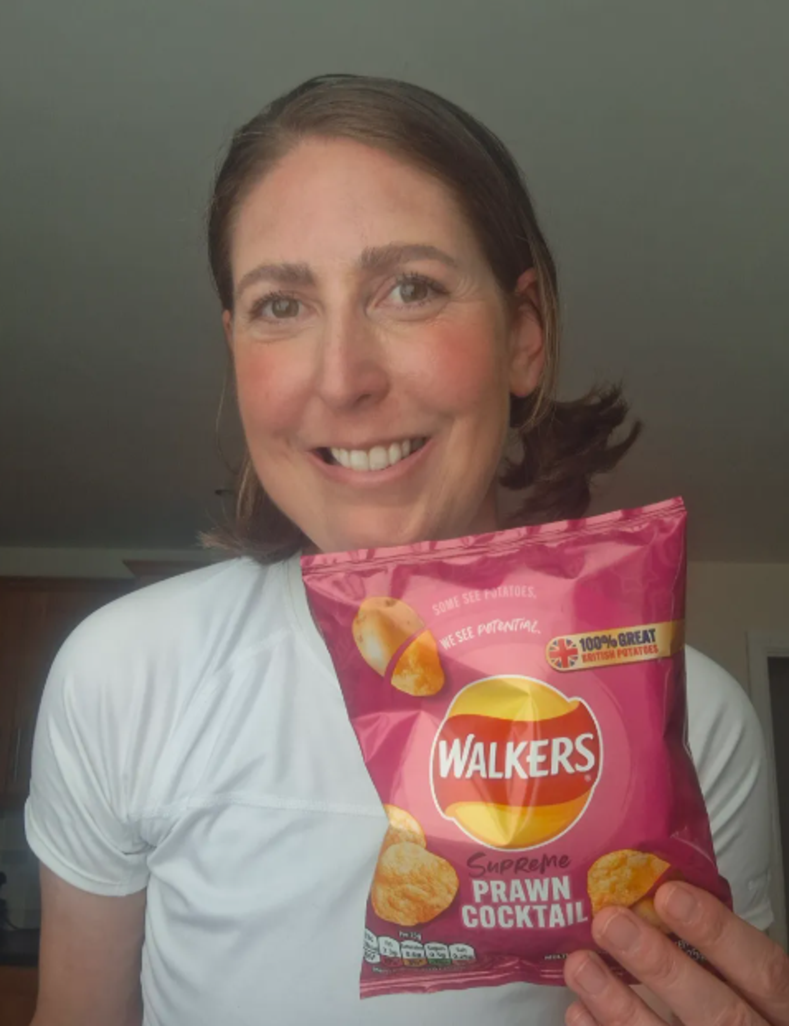 Hazel食用Walkers咖哩、海鮮雞尾酒口味洋芋片引起舌頭刺痛。圖／翻攝自X