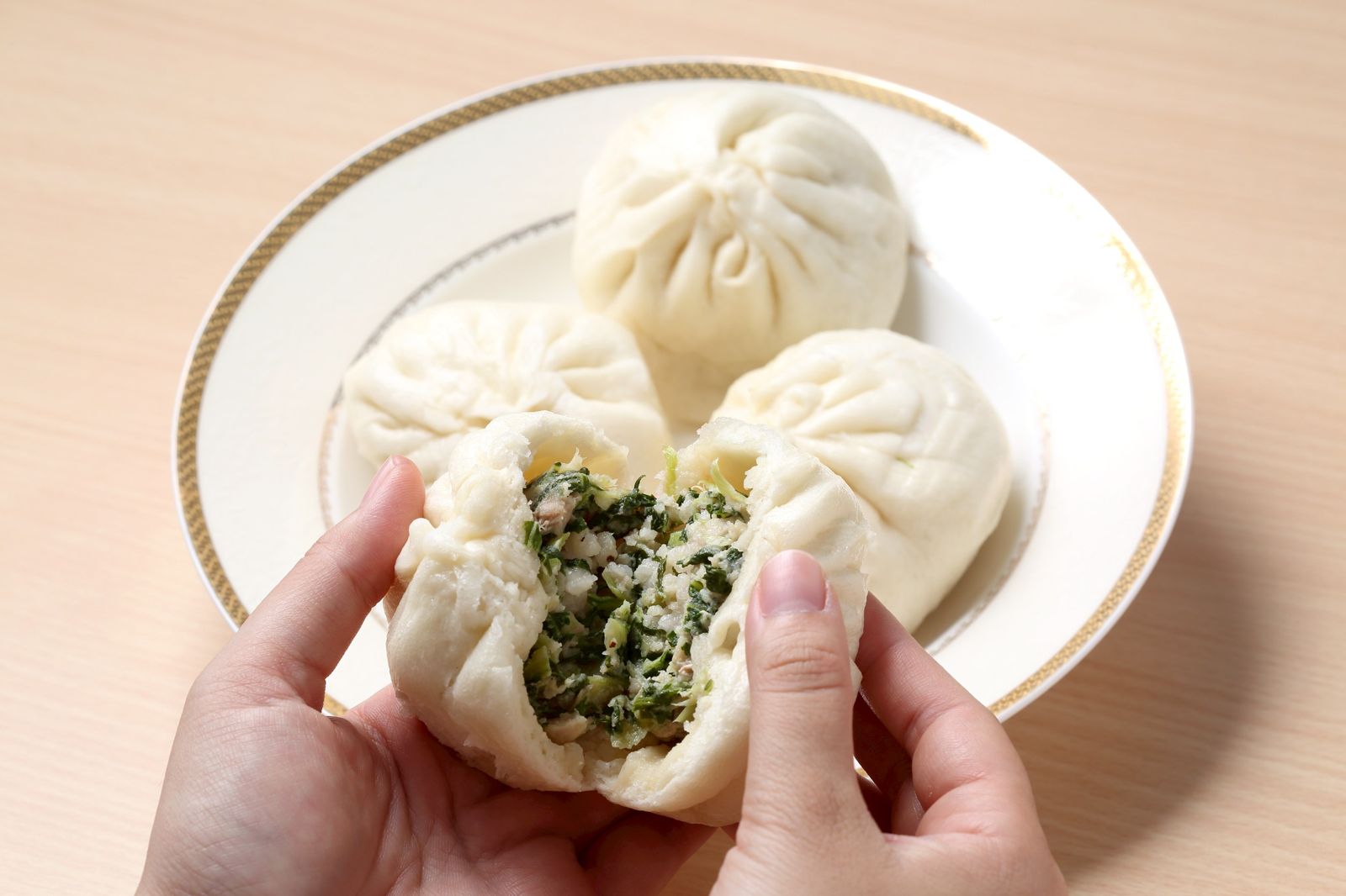 裴社長特別推薦興記手工水餃的菜肉包，細切的青江菜與豬肉內餡，加上軟彈麵皮，滋味一絕。圖／鏡週刊提供