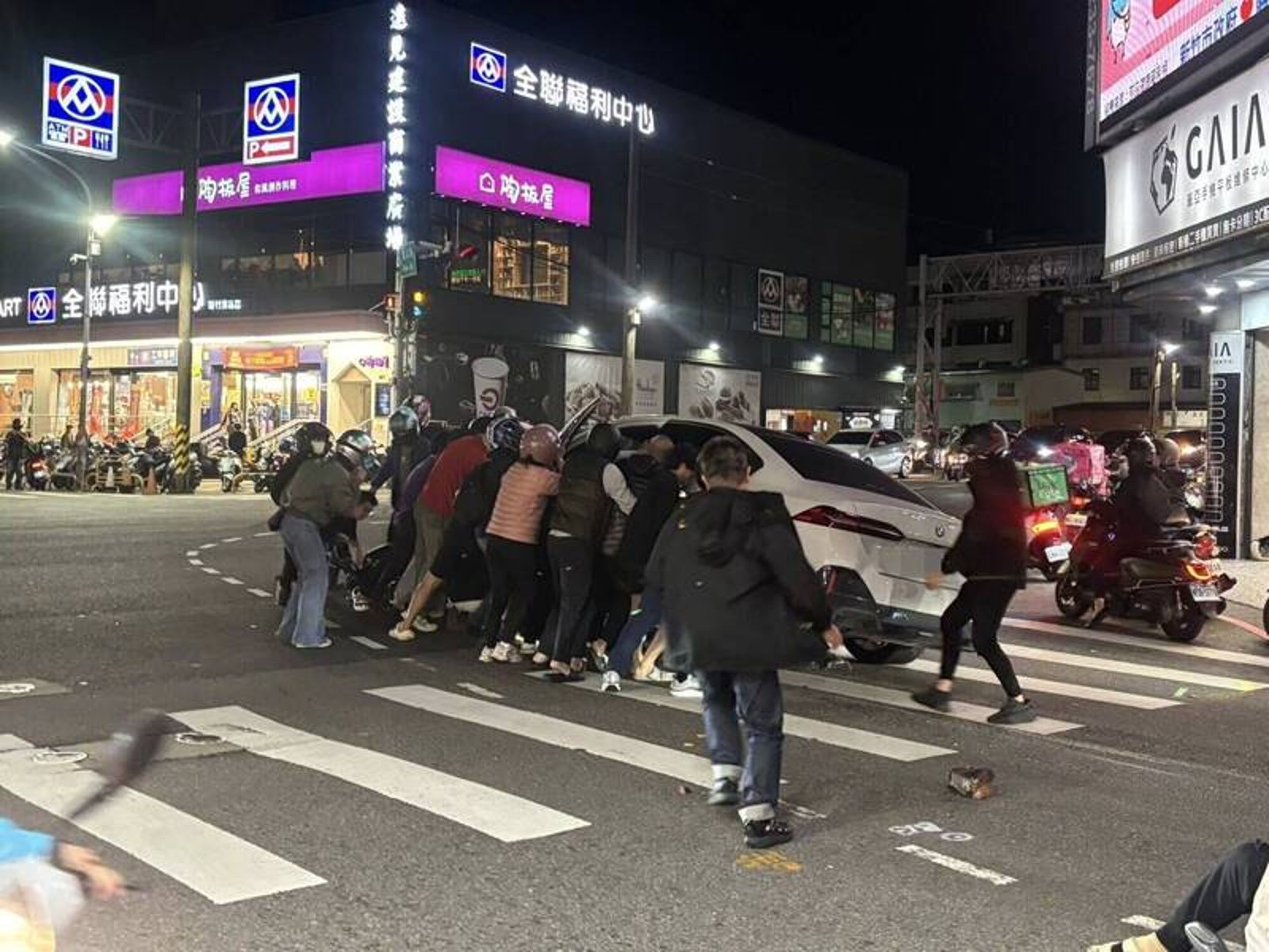 BMW紅燈前暴衝 新竹路口5傷 民眾10多人徒手抬車救人