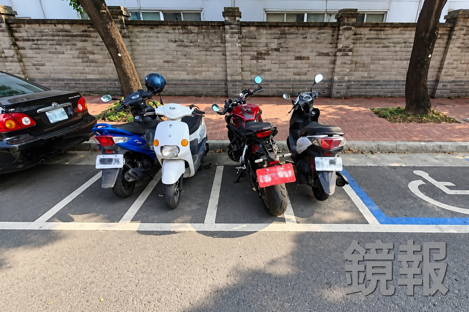 台中市府宣布,自11月1日起,大型重機可停放一般路邊的機車格。圖/台中市政府提供