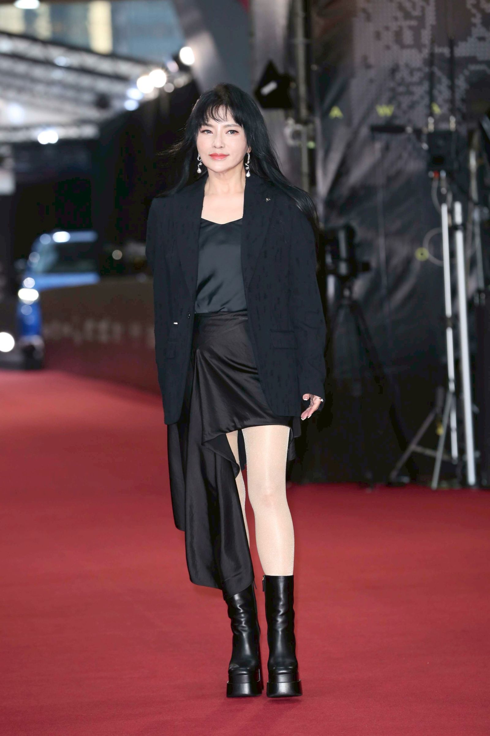 唐綺陽走上金鐘紅毯,展現年減近30公斤的成果,超辣身材讓網友大呼「唐老師最美」。攝影組