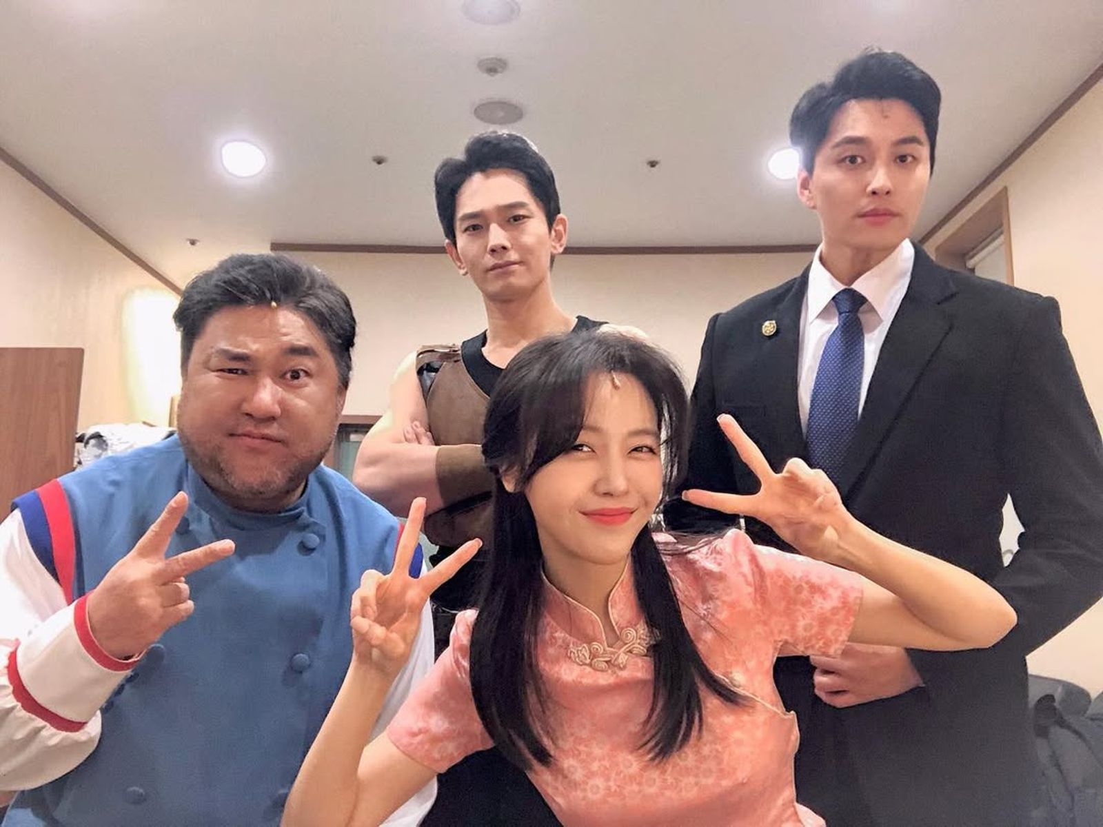 珉雅（中）很投入首部音樂劇主角《那些日子》拍攝，也與溫朱莞（後排中）日久生情。翻攝IG@bbang_93