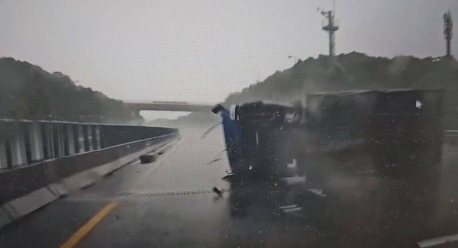 國道雨天翻車驚魂　小貨車撞護欄「側滑兩車道」險釀大禍！