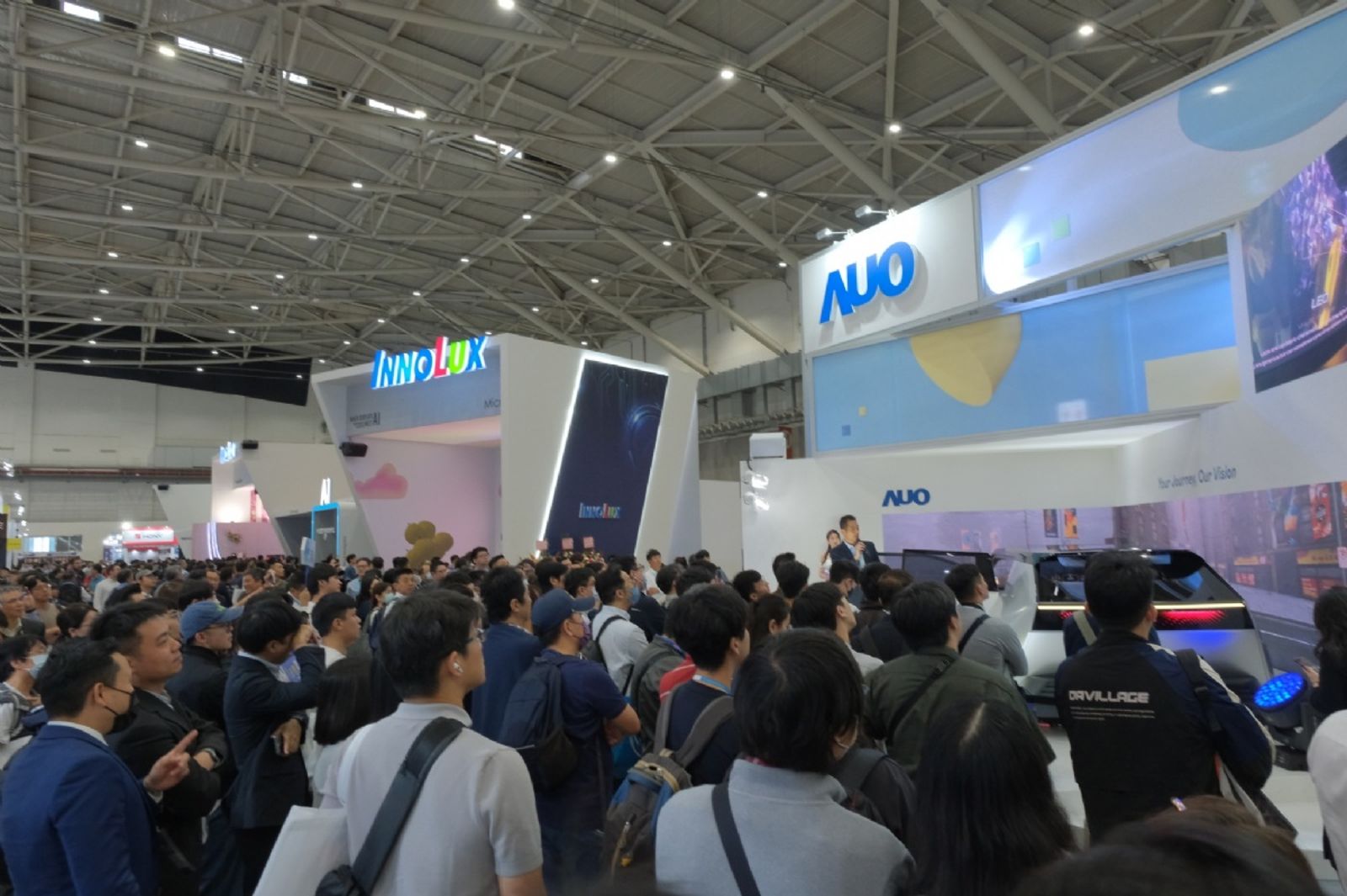 面板展來了／參展有一半非顯示器廠商！面板業浴火重生攻先進封裝、矽光子