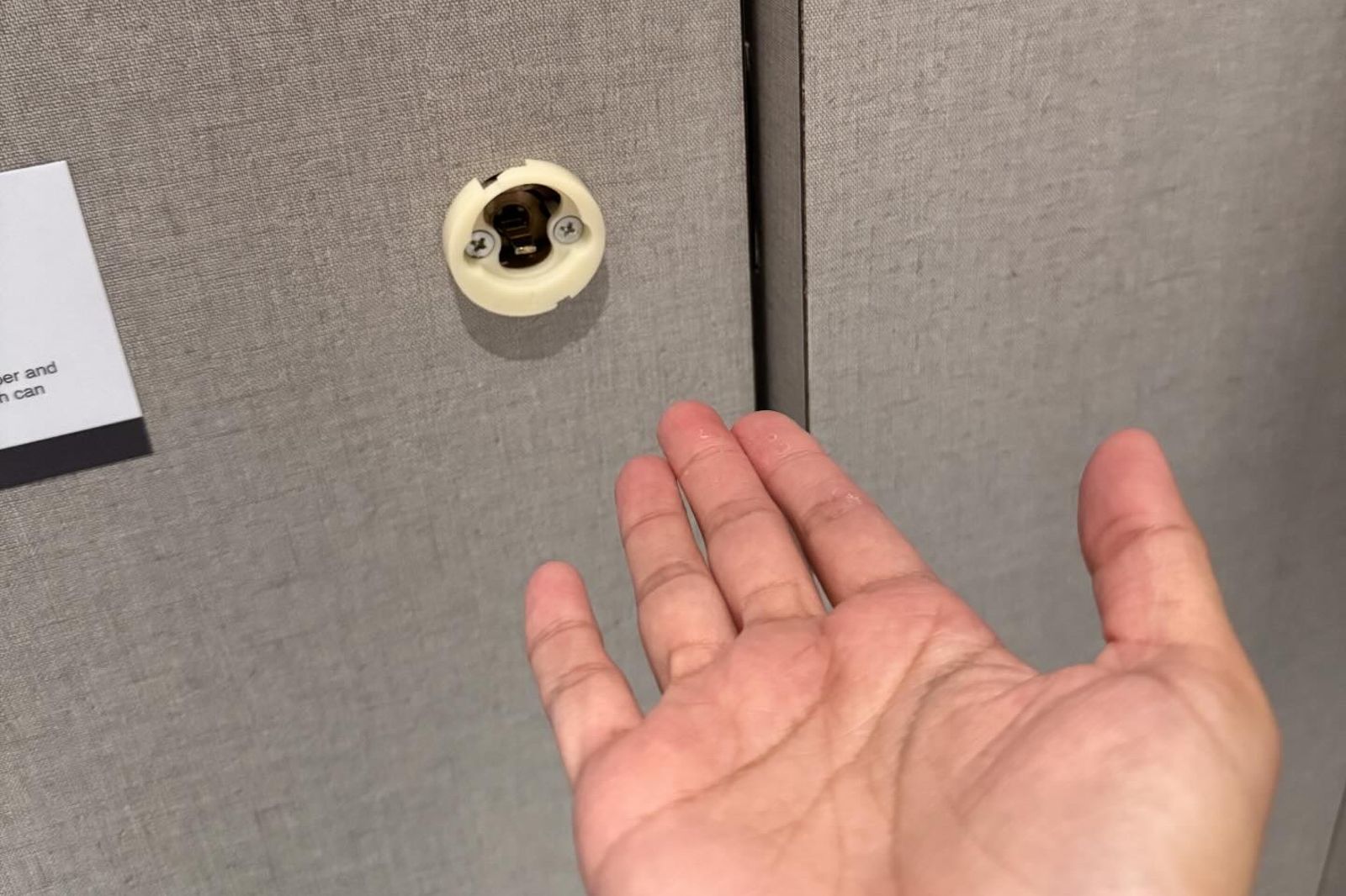 台中漢神洲際購物中心的廁所門鎖脫落,民眾如廁後差點受困。翻攝threads