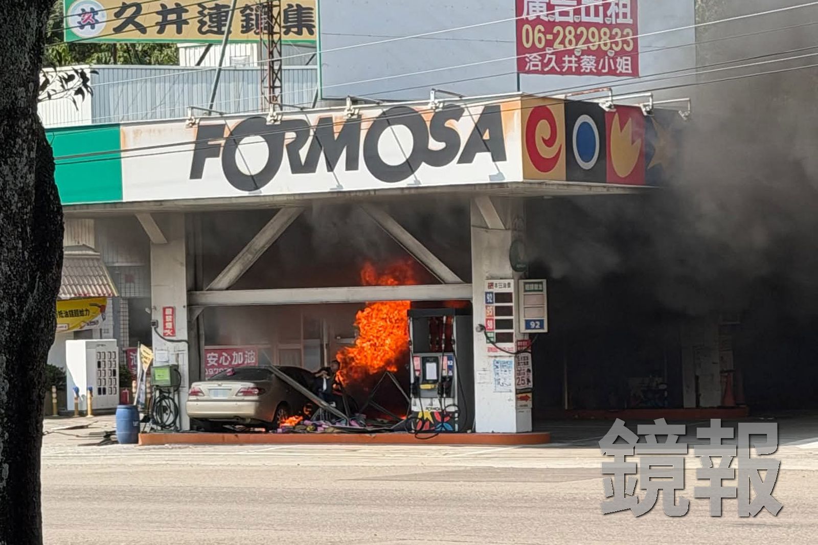 轎車過彎失控撞進加油站,瞬間陷入一片火海。圖/畫面授權threads paul_chang0802