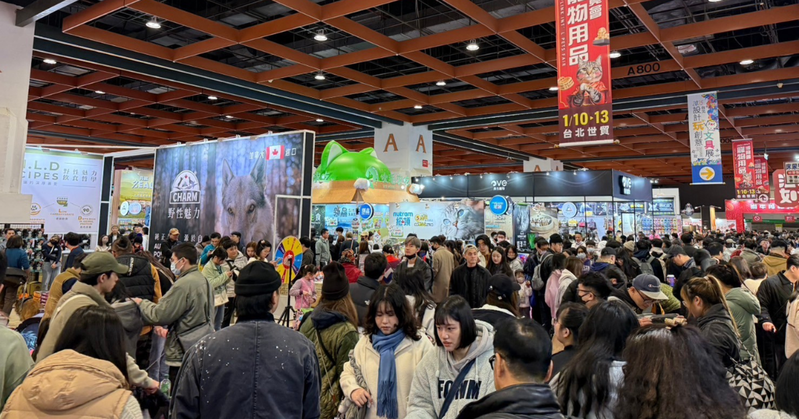 往年寵物展總是吸引大批毛孩爸媽來掃貨,今年依然有百家廠商,上萬件寵物用品可買。(上聯國際展覽供圖)