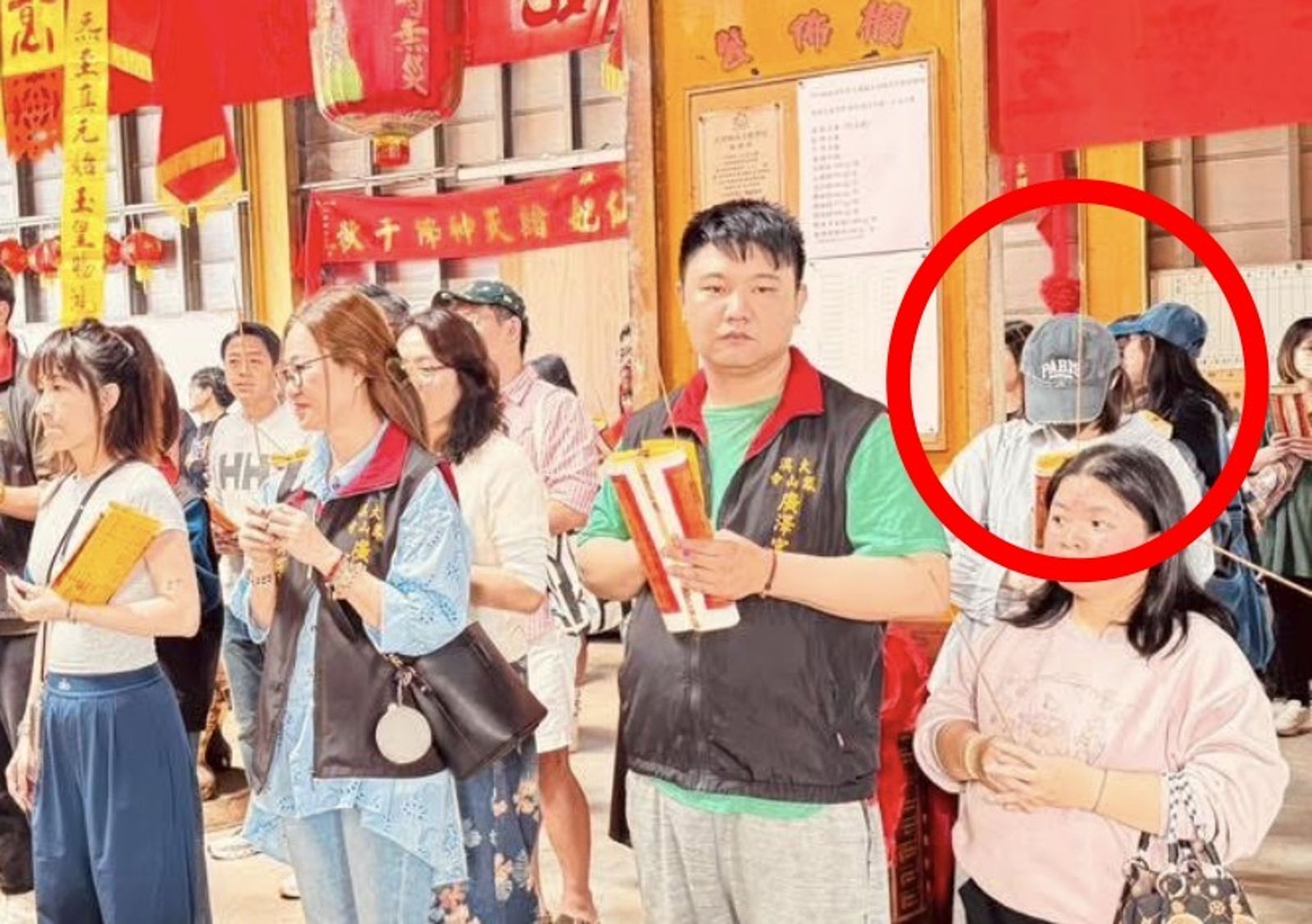 粿粿在人群中另一頭。翻攝大溪鳳山寺廣澤宮臉書