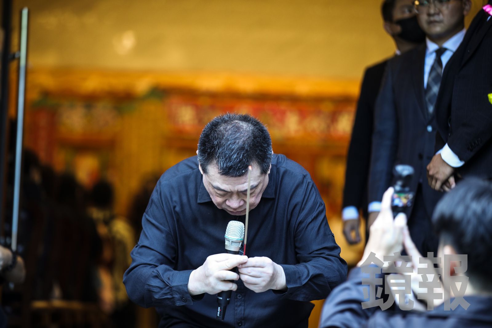 孫德榮今天跪拜引魂。鄒保祥攝