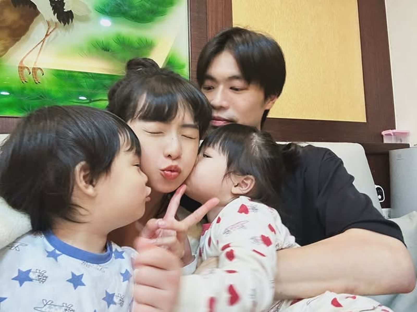 簡廷芮婚後與老公育有一子一女。翻攝IG@dewichien